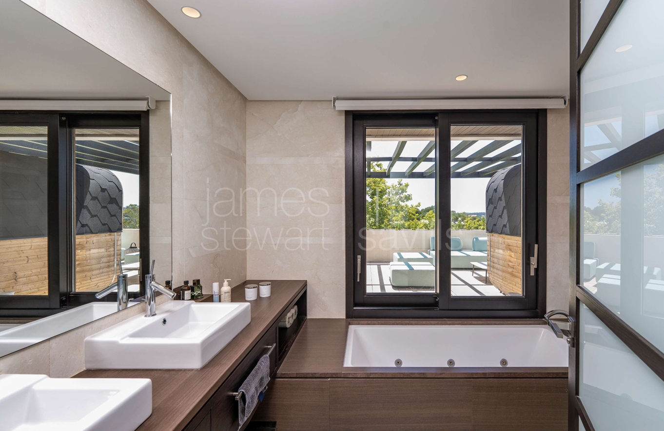 Villa de cuatro plantas en Hacienda de Valderrama, completamente reformada y equipada con los más altos estándares