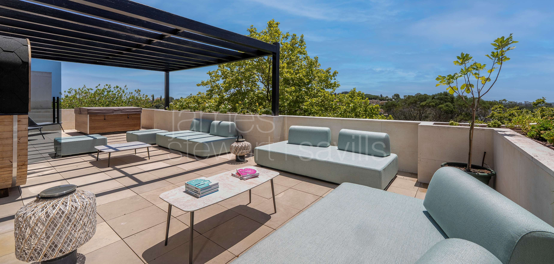 Villa de cuatro plantas en Hacienda de Valderrama, completamente reformada y equipada con los más altos estándares