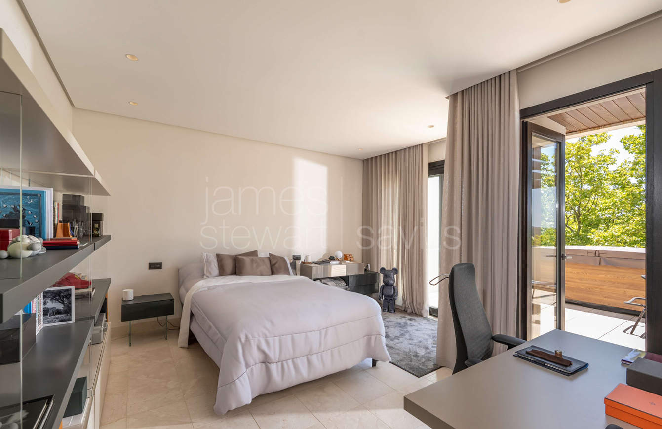 Villa de cuatro plantas en Hacienda de Valderrama, completamente reformada y equipada con los más altos estándares