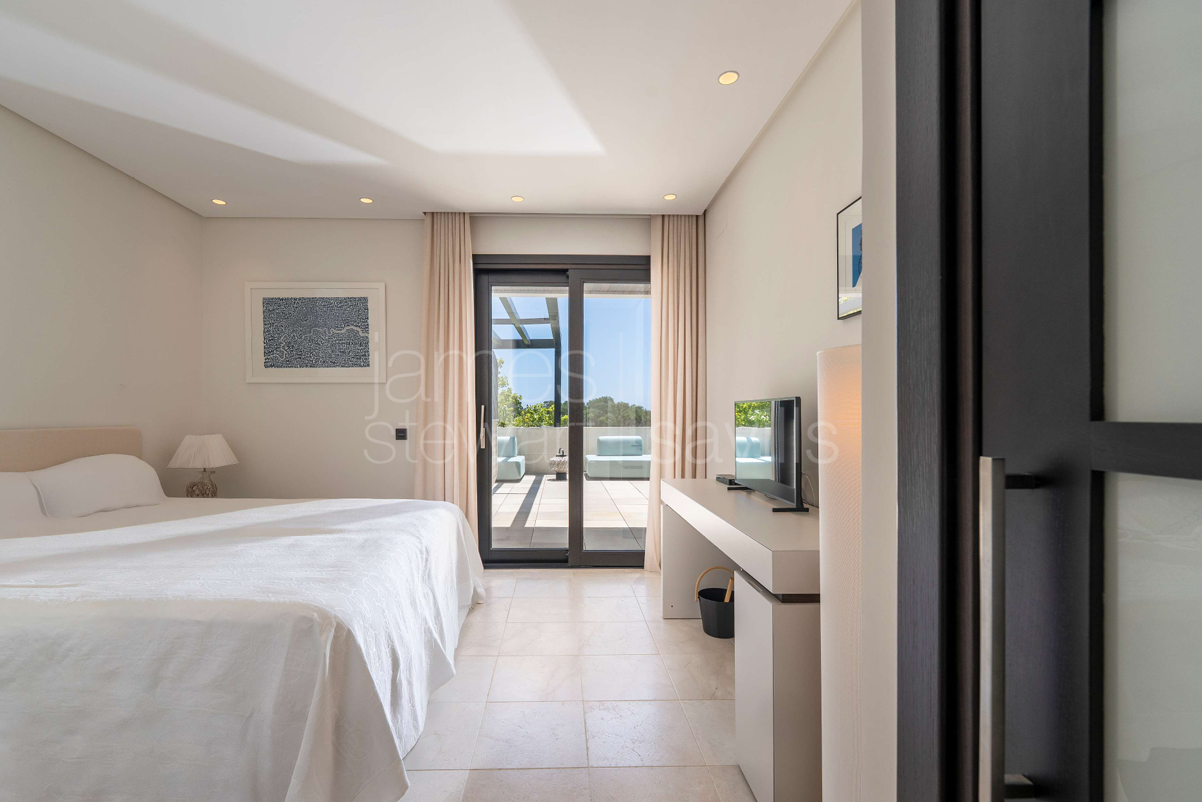 Villa de cuatro plantas en Hacienda de Valderrama, completamente reformada y equipada con los más altos estándares