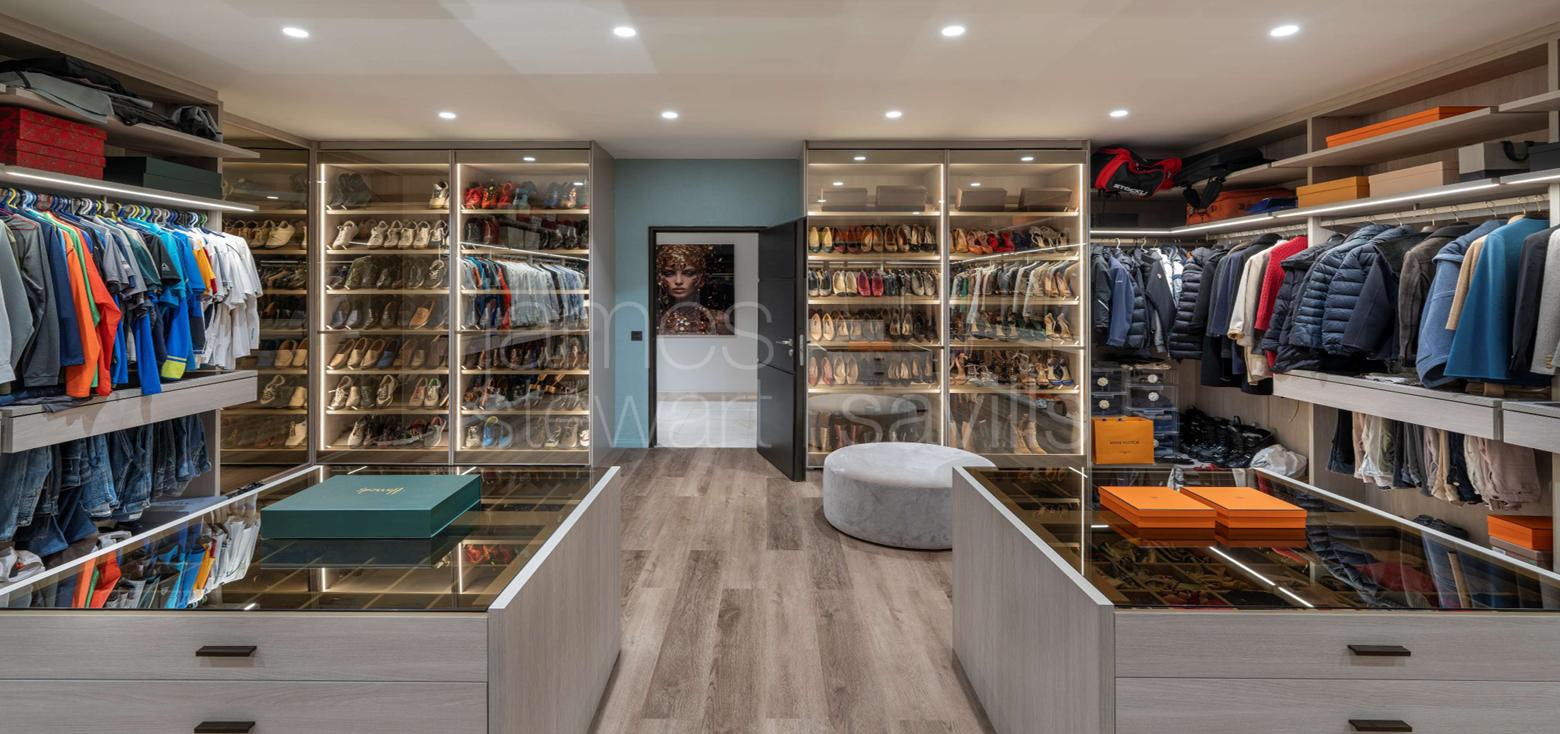 Villa de cuatro plantas en Hacienda de Valderrama, completamente reformada y equipada con los más altos estándares