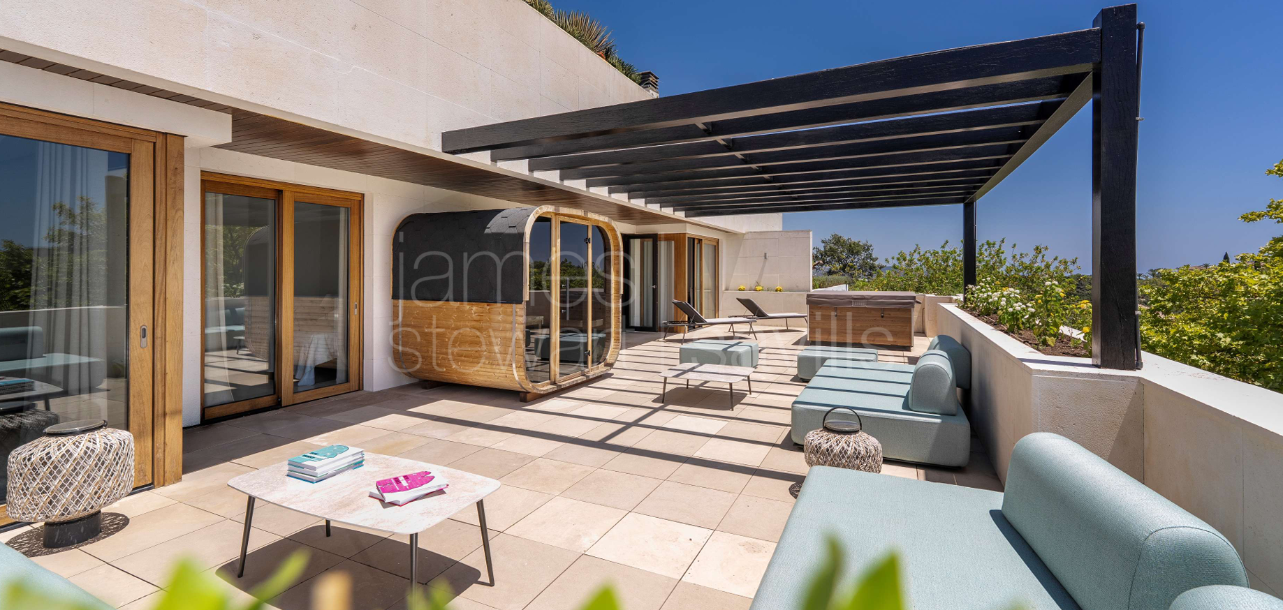 Villa de cuatro plantas en Hacienda de Valderrama, completamente reformada y equipada con los más altos estándares