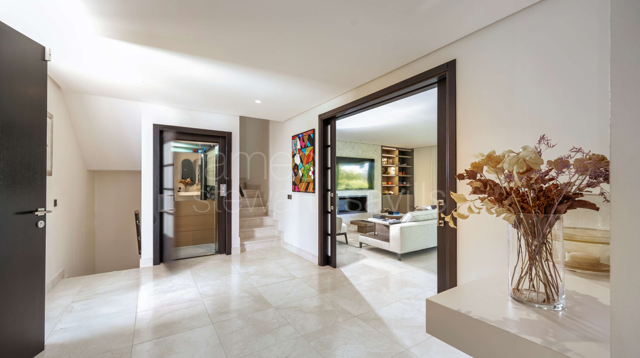 Villa de cuatro plantas en Hacienda de Valderrama, completamente reformada y equipada con los más altos estándares