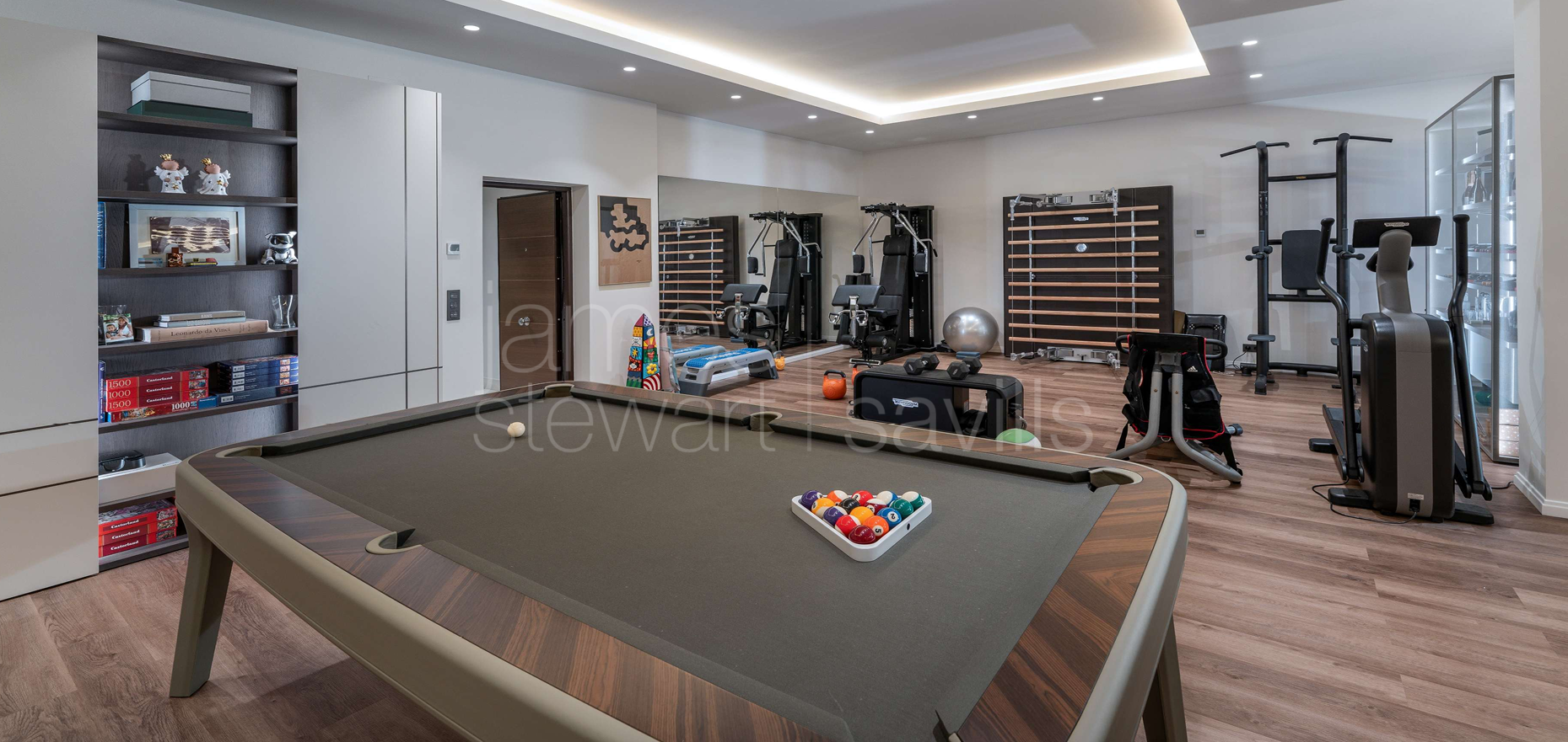 Villa de cuatro plantas en Hacienda de Valderrama, completamente reformada y equipada con los más altos estándares