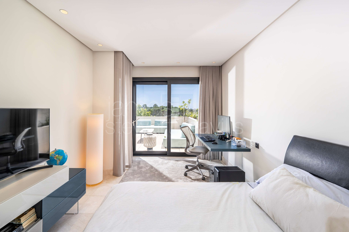 Villa de cuatro plantas en Hacienda de Valderrama, completamente reformada y equipada con los más altos estándares