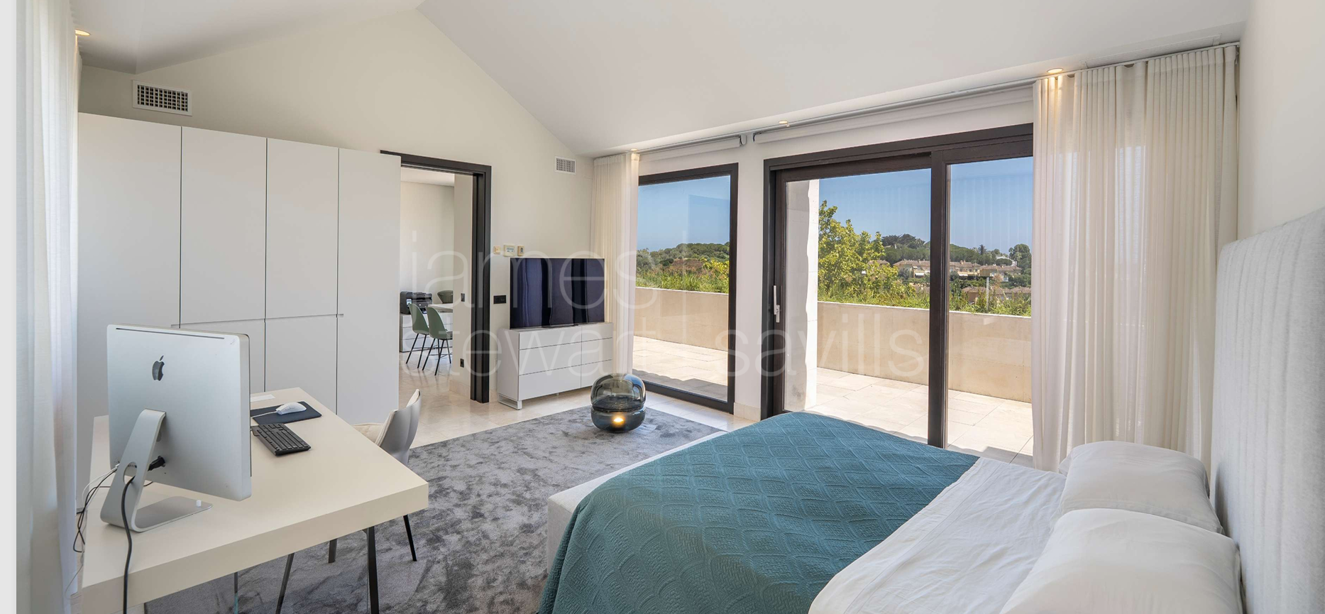 Villa de cuatro plantas en Hacienda de Valderrama, completamente reformada y equipada con los más altos estándares