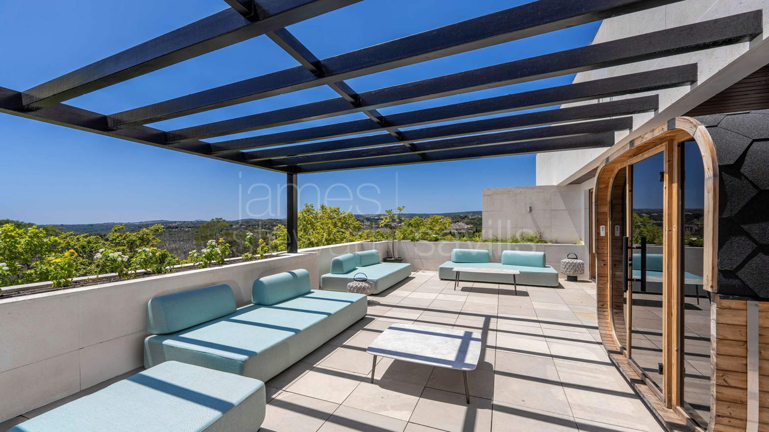 Villa de cuatro plantas en Hacienda de Valderrama, completamente reformada y equipada con los más altos estándares