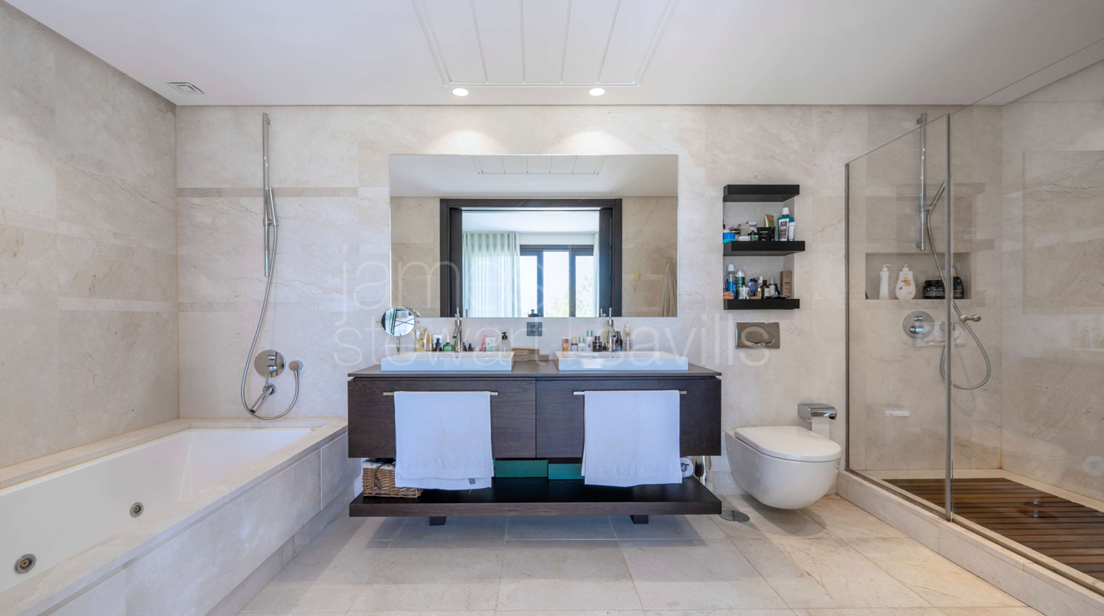 Villa de cuatro plantas en Hacienda de Valderrama, completamente reformada y equipada con los más altos estándares