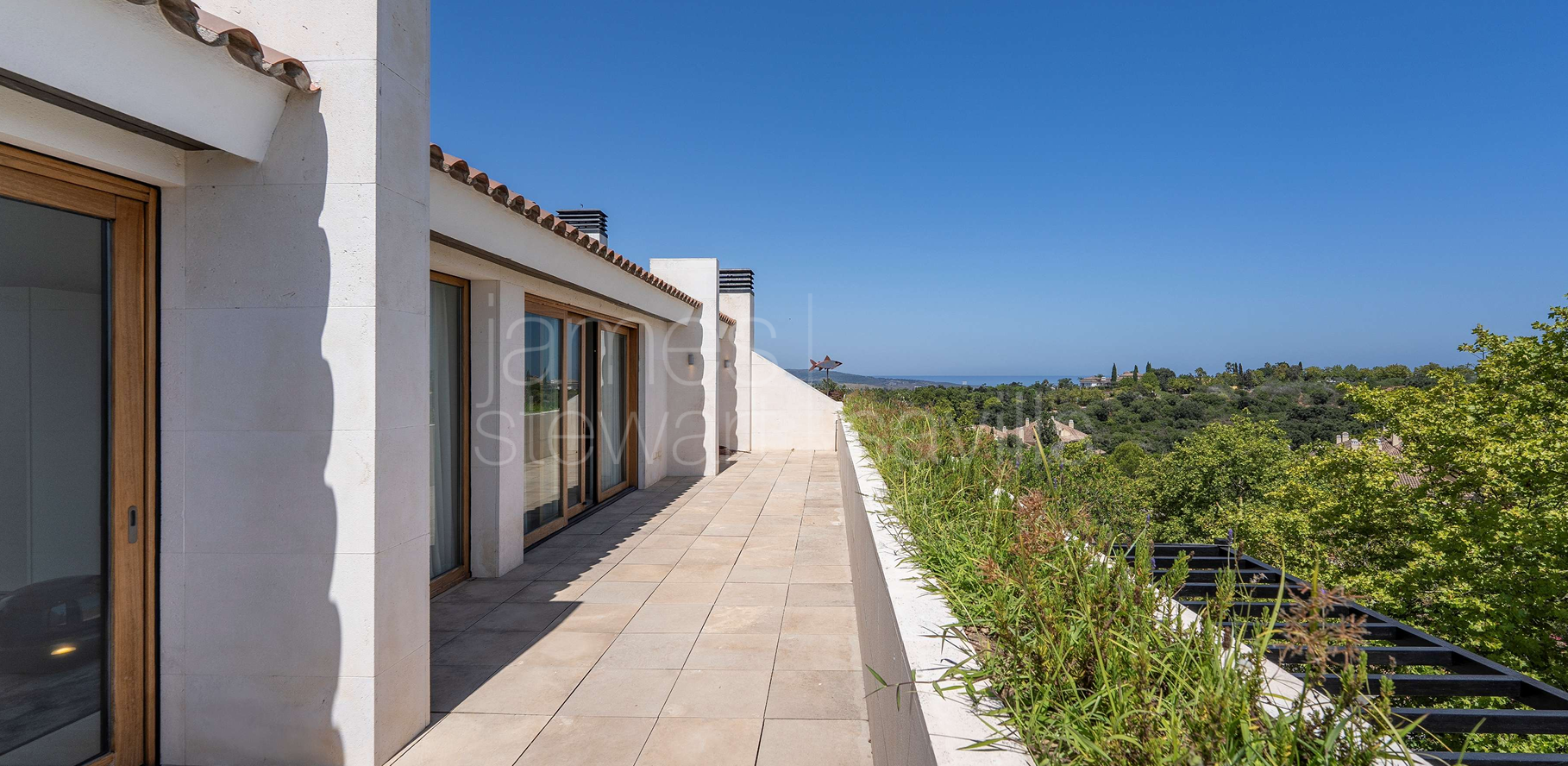 Villa de cuatro plantas en Hacienda de Valderrama, completamente reformada y equipada con los más altos estándares