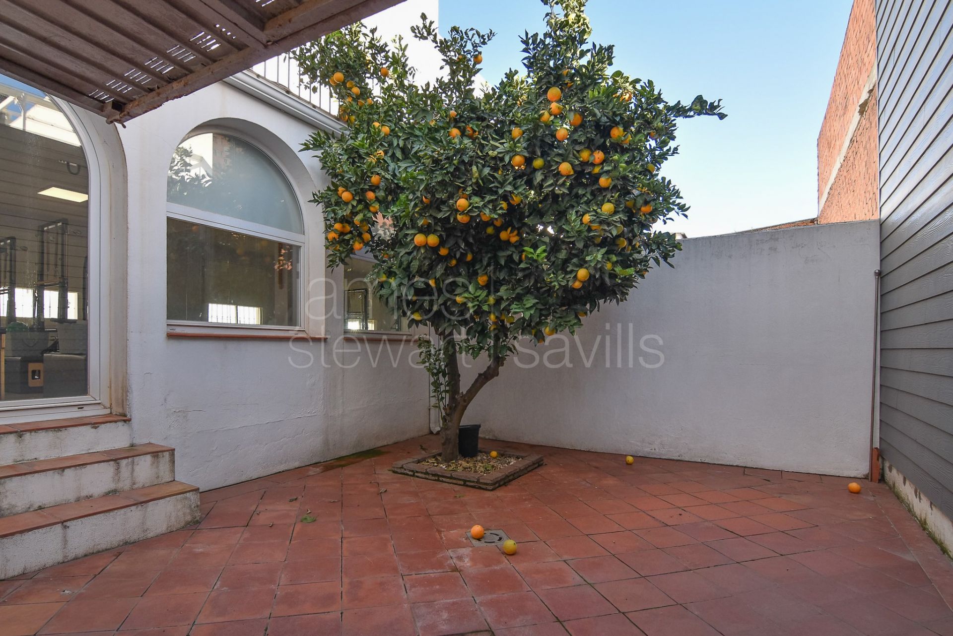 Townhouse with commercial opportunities close to all the amenities of Pueblo Nuevo de Guadiaro