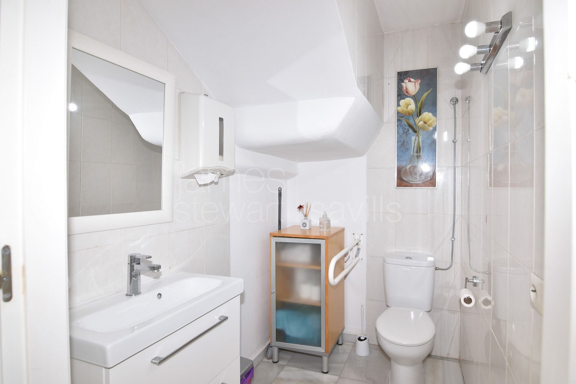 Casa adosada en esquina, a poca distancia a pie de todos los servicios de Pueblo Nuevo de Guadiaro