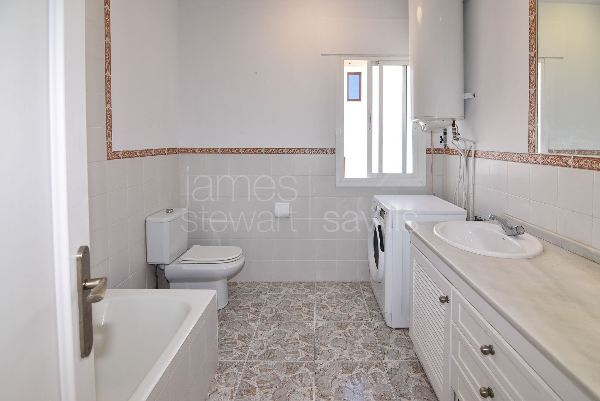 Casa adosada en esquina, a poca distancia a pie de todos los servicios de Pueblo Nuevo de Guadiaro