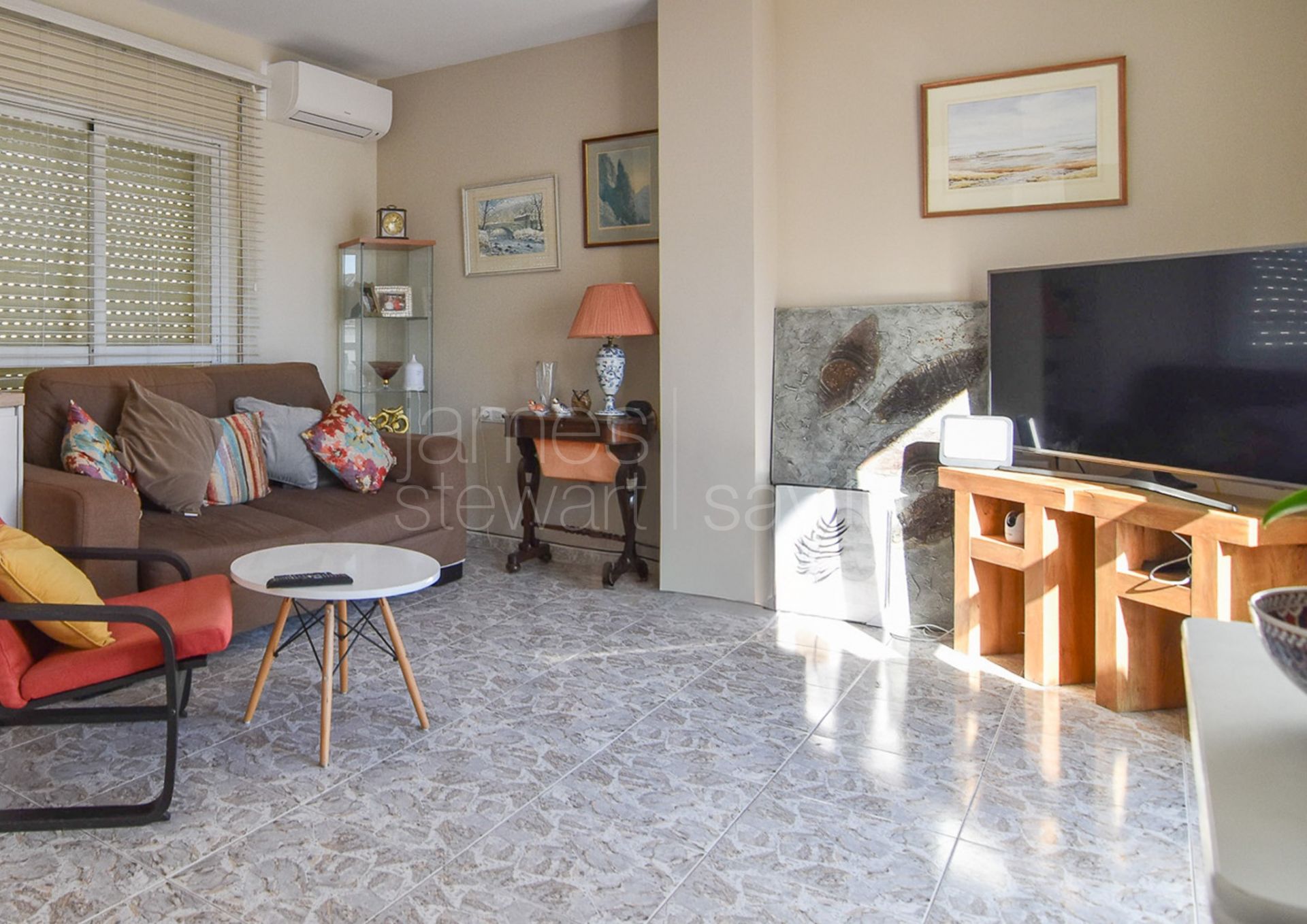 Townhouse with commercial opportunities close to all the amenities of Pueblo Nuevo de Guadiaro