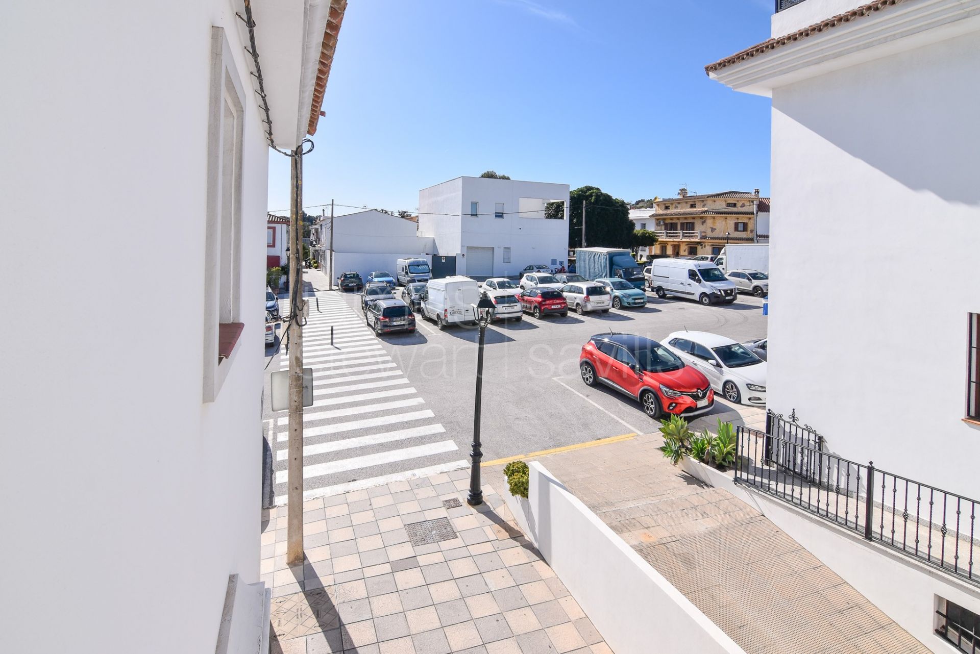 Casa adosada en esquina, a poca distancia a pie de todos los servicios de Pueblo Nuevo de Guadiaro