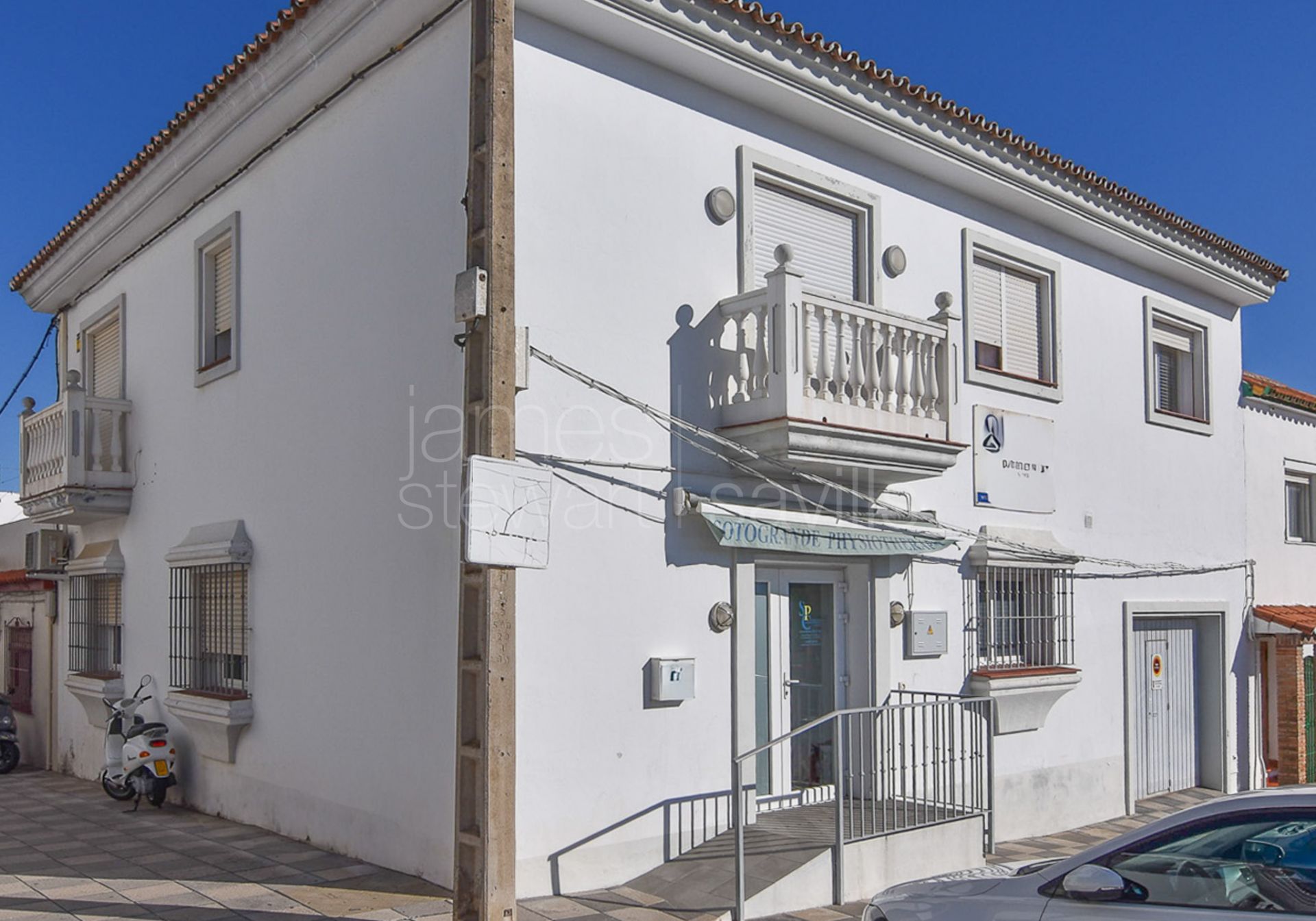 Townhouse with commercial opportunities close to all the amenities of Pueblo Nuevo de Guadiaro