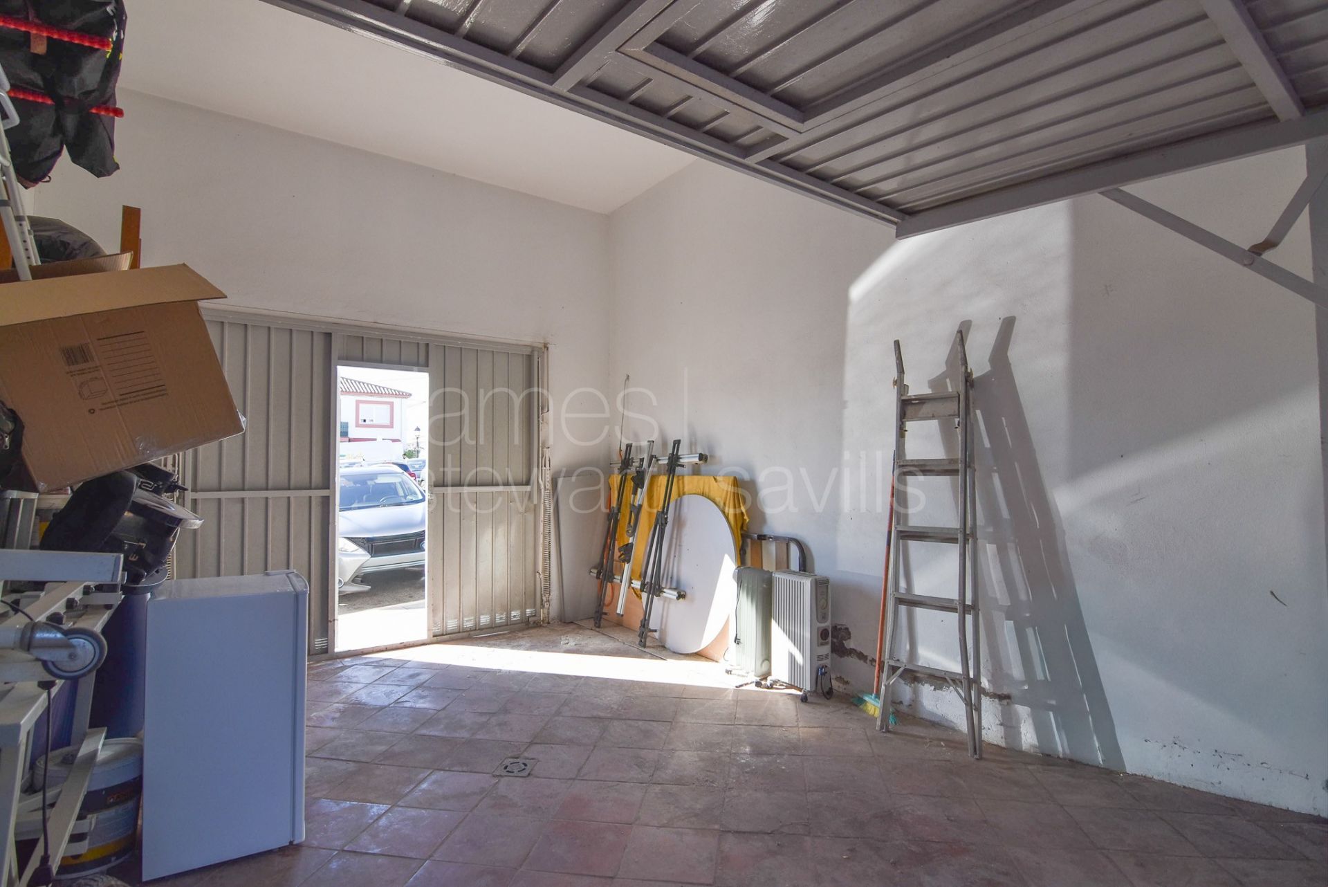 Casa adosada en esquina, a poca distancia a pie de todos los servicios de Pueblo Nuevo de Guadiaro