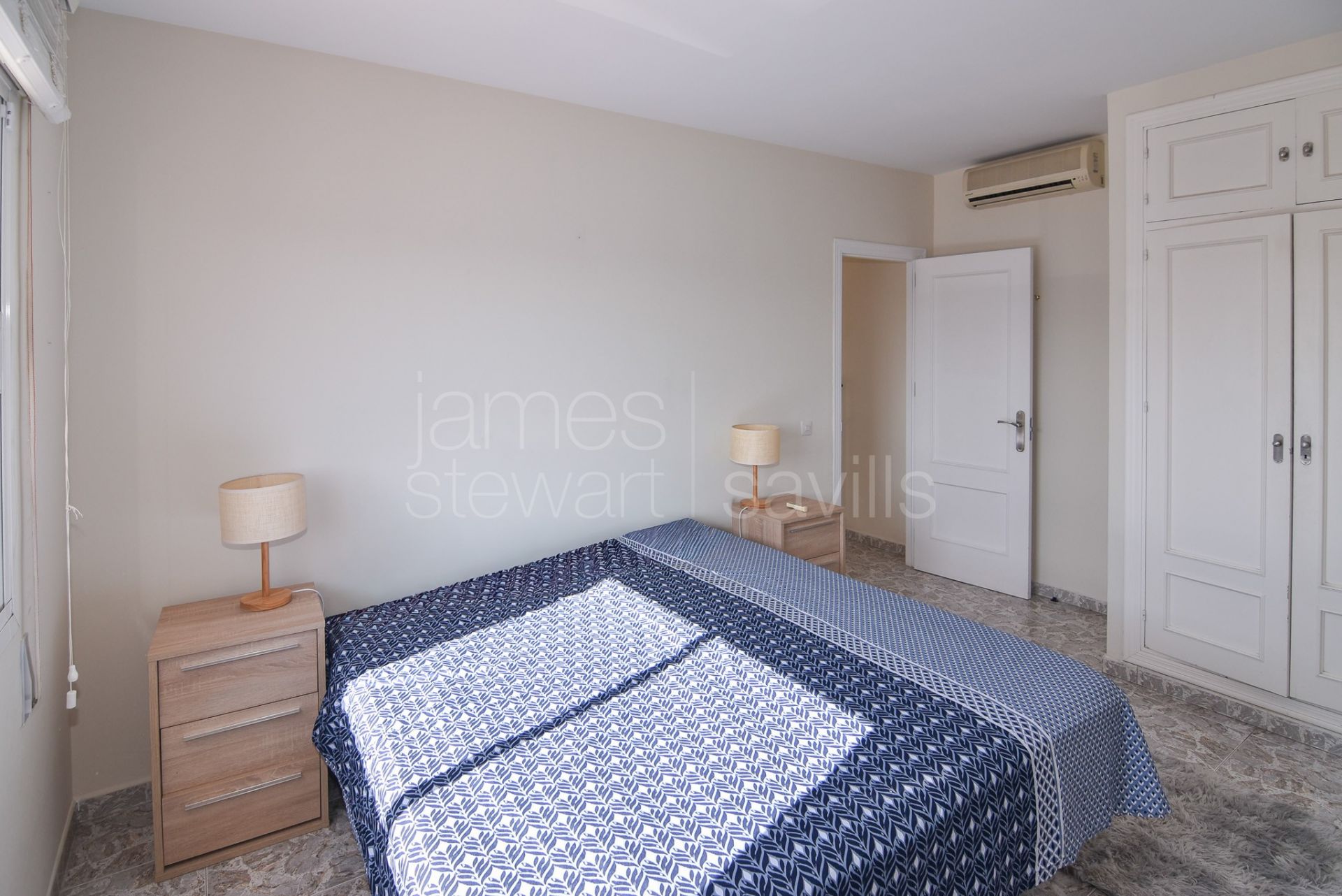 Casa adosada en esquina, a poca distancia a pie de todos los servicios de Pueblo Nuevo de Guadiaro