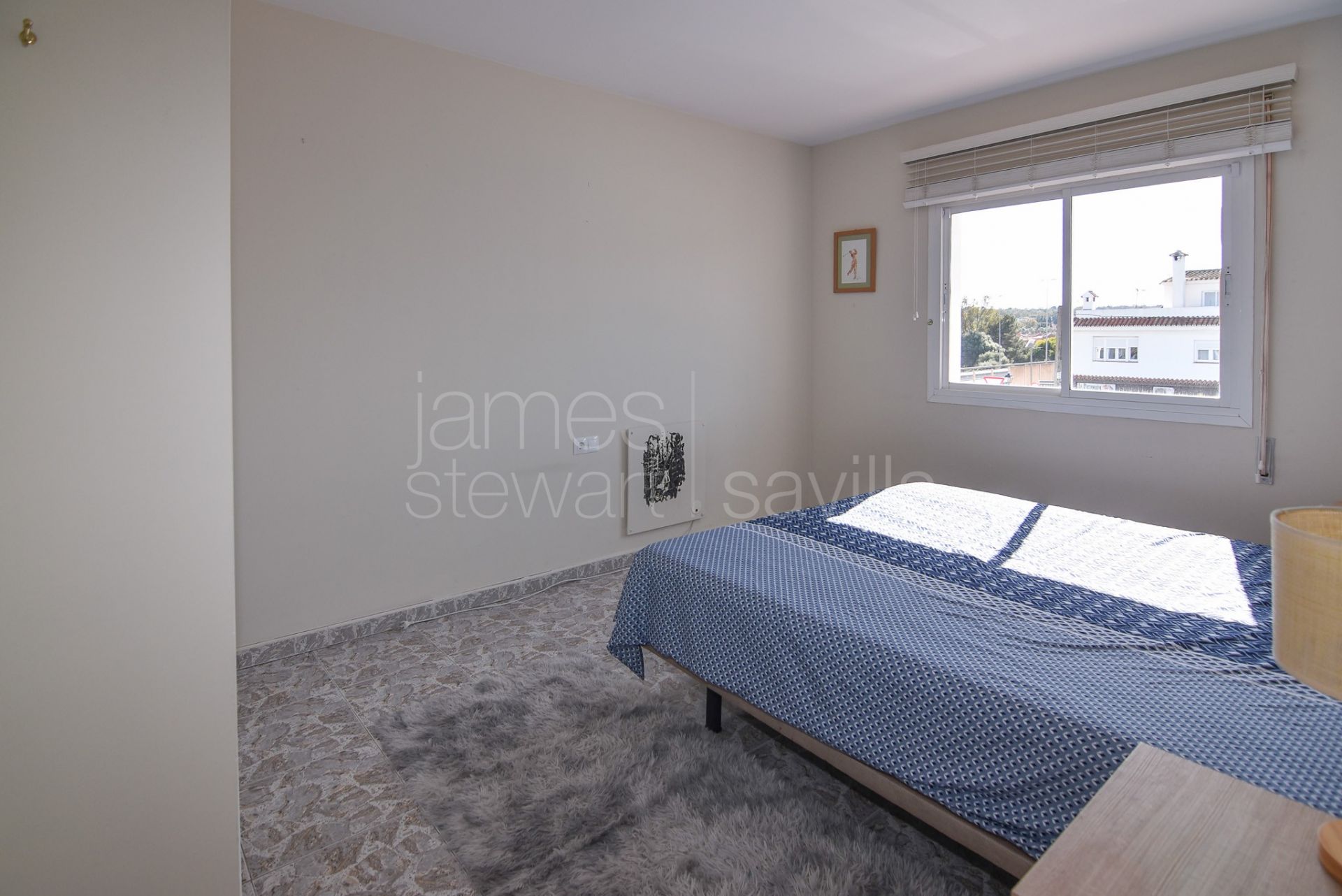 Casa adosada en esquina, a poca distancia a pie de todos los servicios de Pueblo Nuevo de Guadiaro