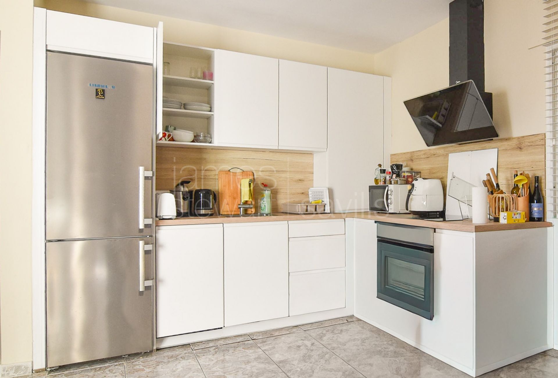 Townhouse with commercial opportunities close to all the amenities of Pueblo Nuevo de Guadiaro