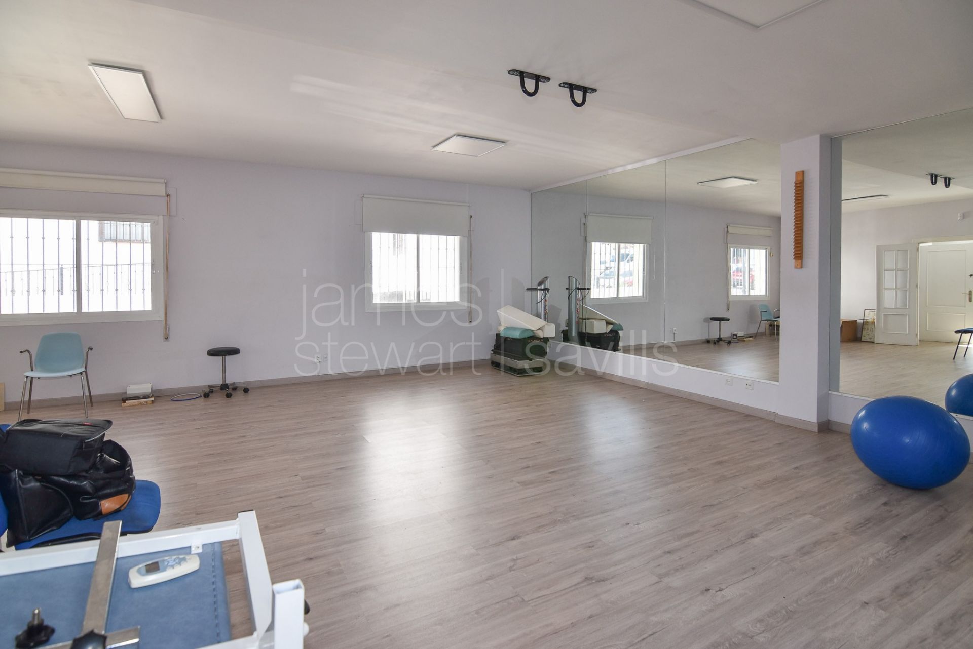 Casa adosada en esquina, a poca distancia a pie de todos los servicios de Pueblo Nuevo de Guadiaro