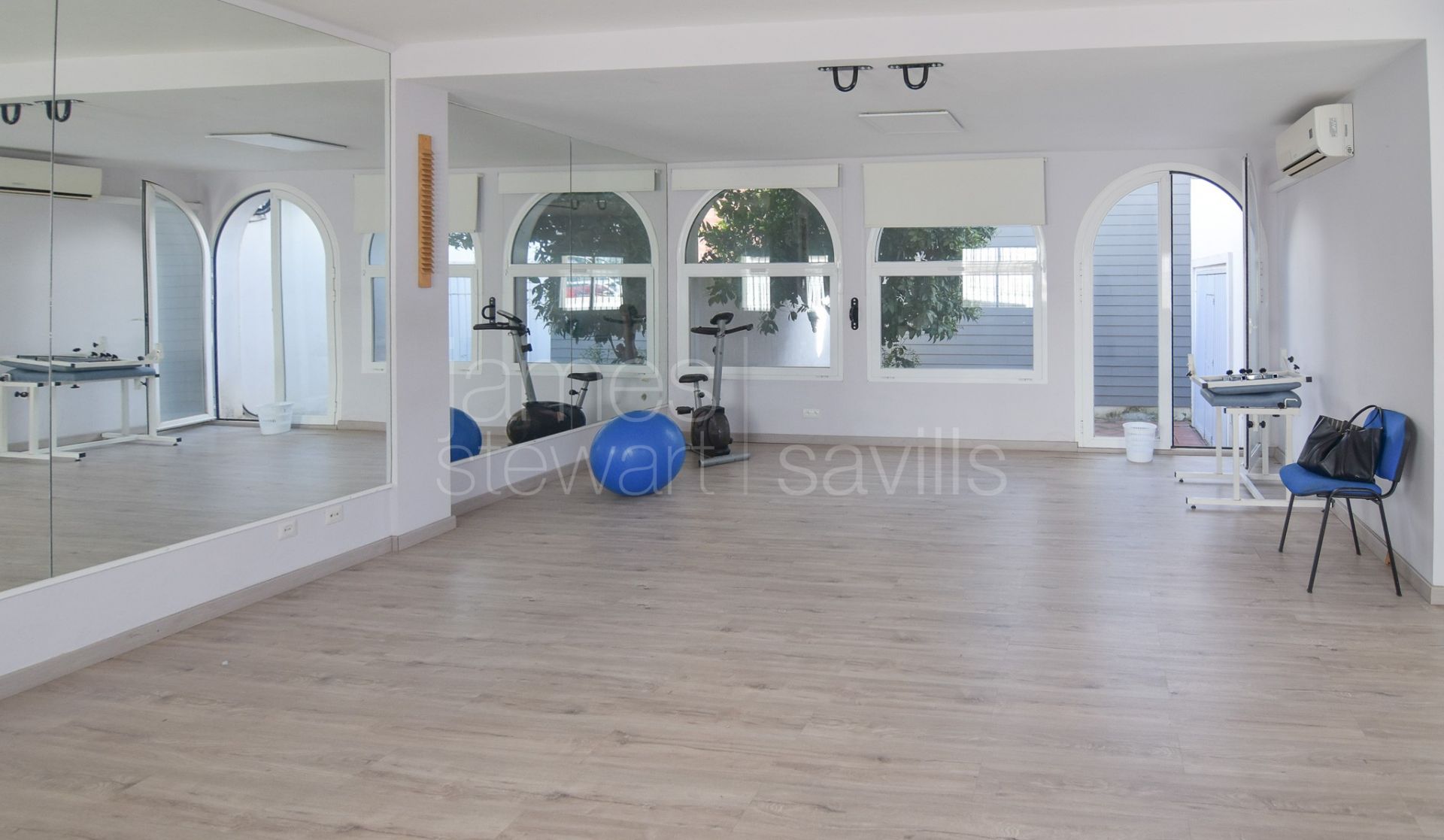 Casa adosada en esquina, a poca distancia a pie de todos los servicios de Pueblo Nuevo de Guadiaro