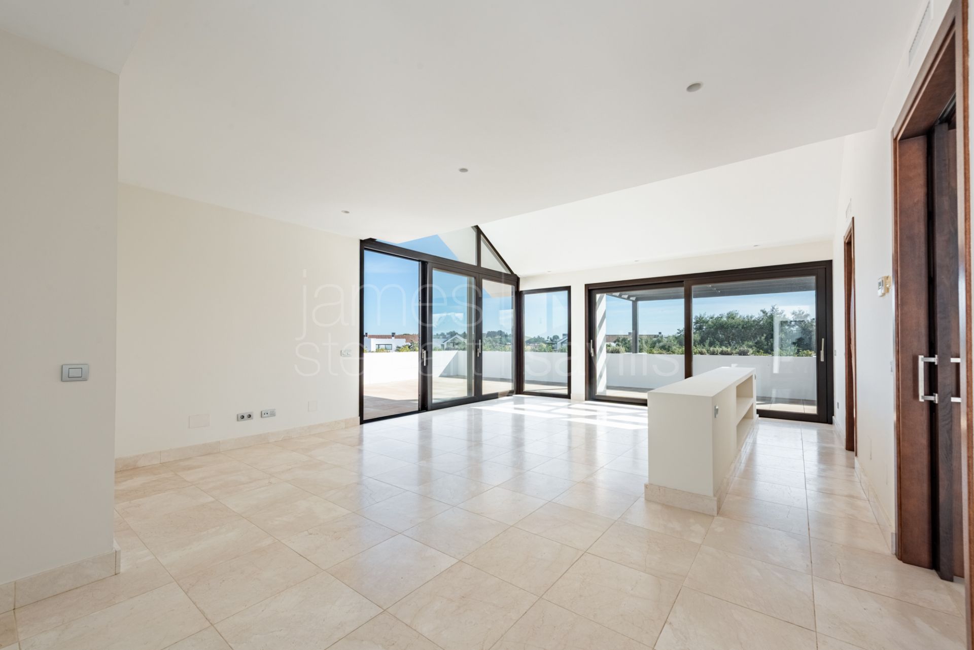 Ático Dúplex Espacioso con Amplias Terrazas en Hacienda Valderrama, Sotogrande