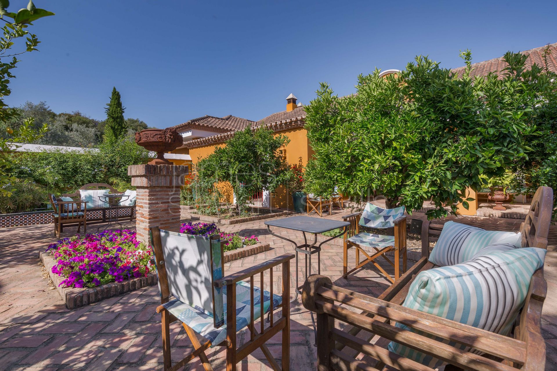 Bonito Cortijo con Casa de Invitados, Olivar y Vistas Panorámicas cerca de Gaucín