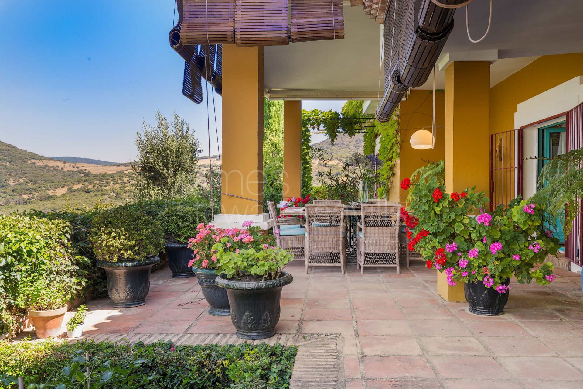 Bonito Cortijo con Casa de Invitados, Olivar y Vistas Panorámicas cerca de Gaucín