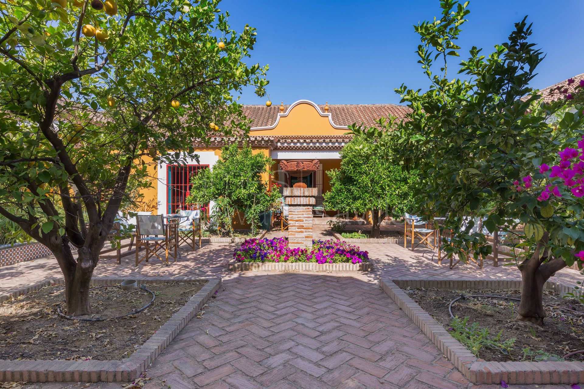 Bonito Cortijo con Casa de Invitados, Olivar y Vistas Panorámicas cerca de Gaucín