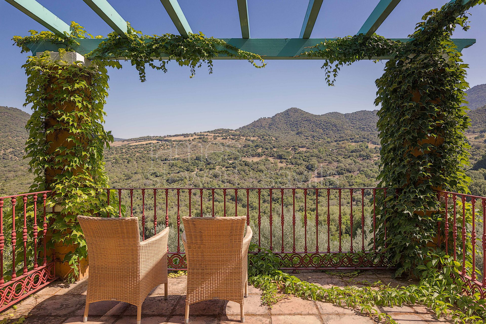 Bonito Cortijo con Casa de Invitados, Olivar y Vistas Panorámicas cerca de Gaucín
