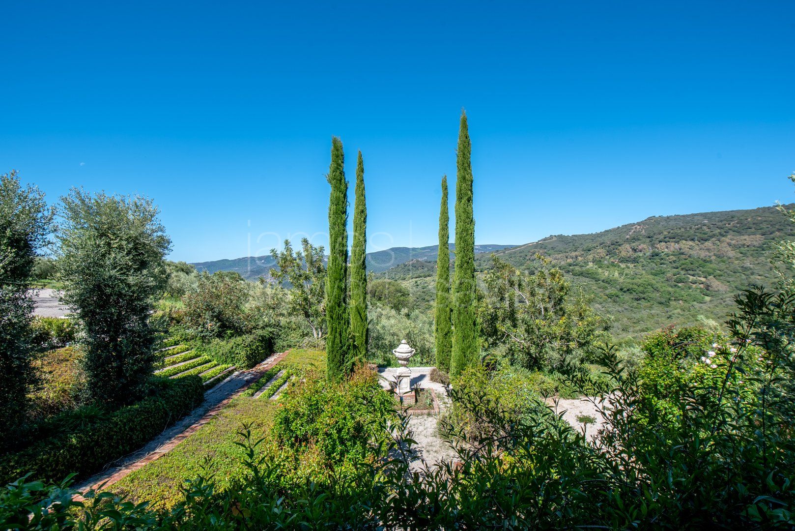 Bonito Cortijo con Casa de Invitados, Olivar y Vistas Panorámicas cerca de Gaucín