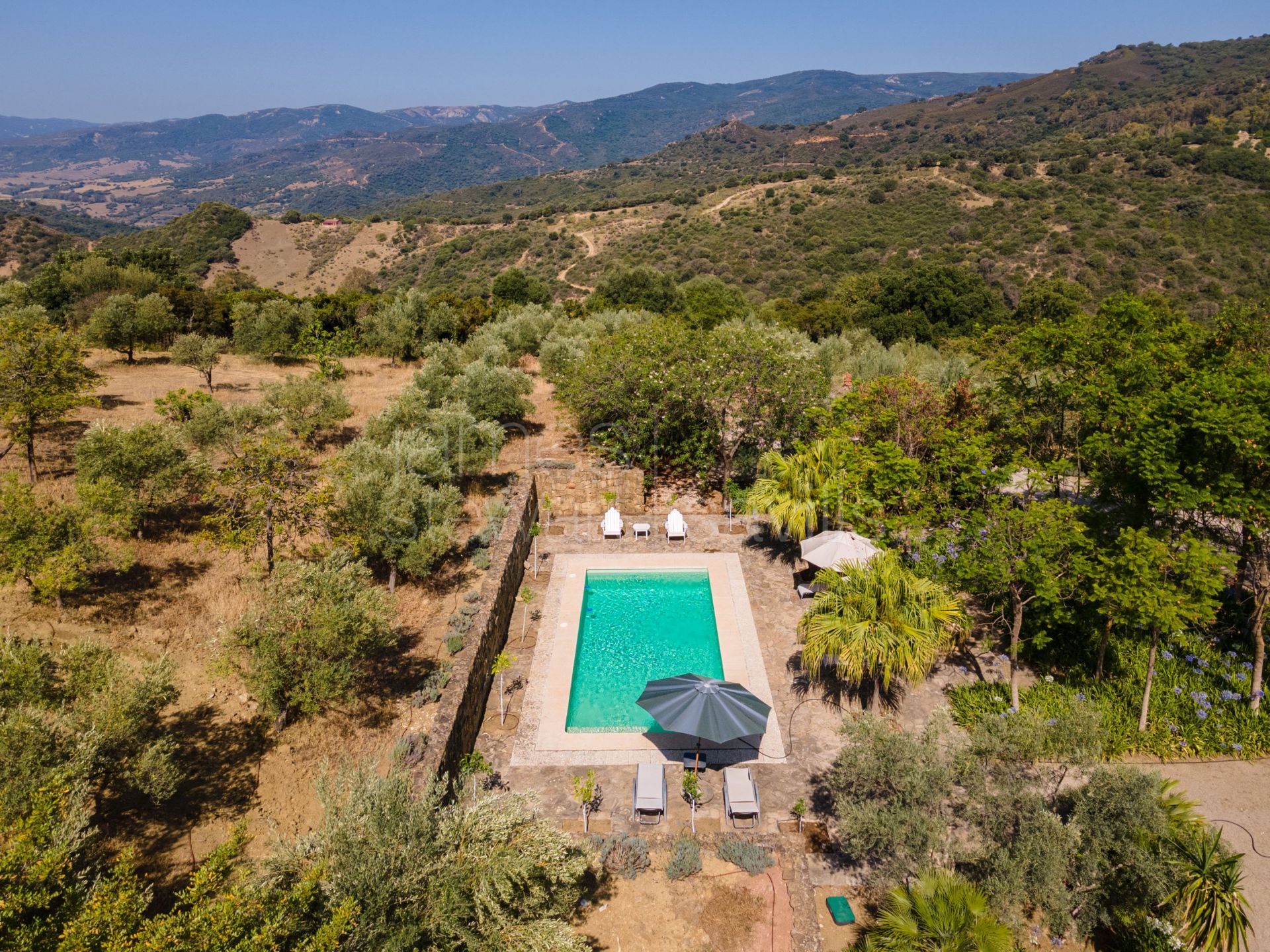 Bonito Cortijo con Casa de Invitados, Olivar y Vistas Panorámicas cerca de Gaucín