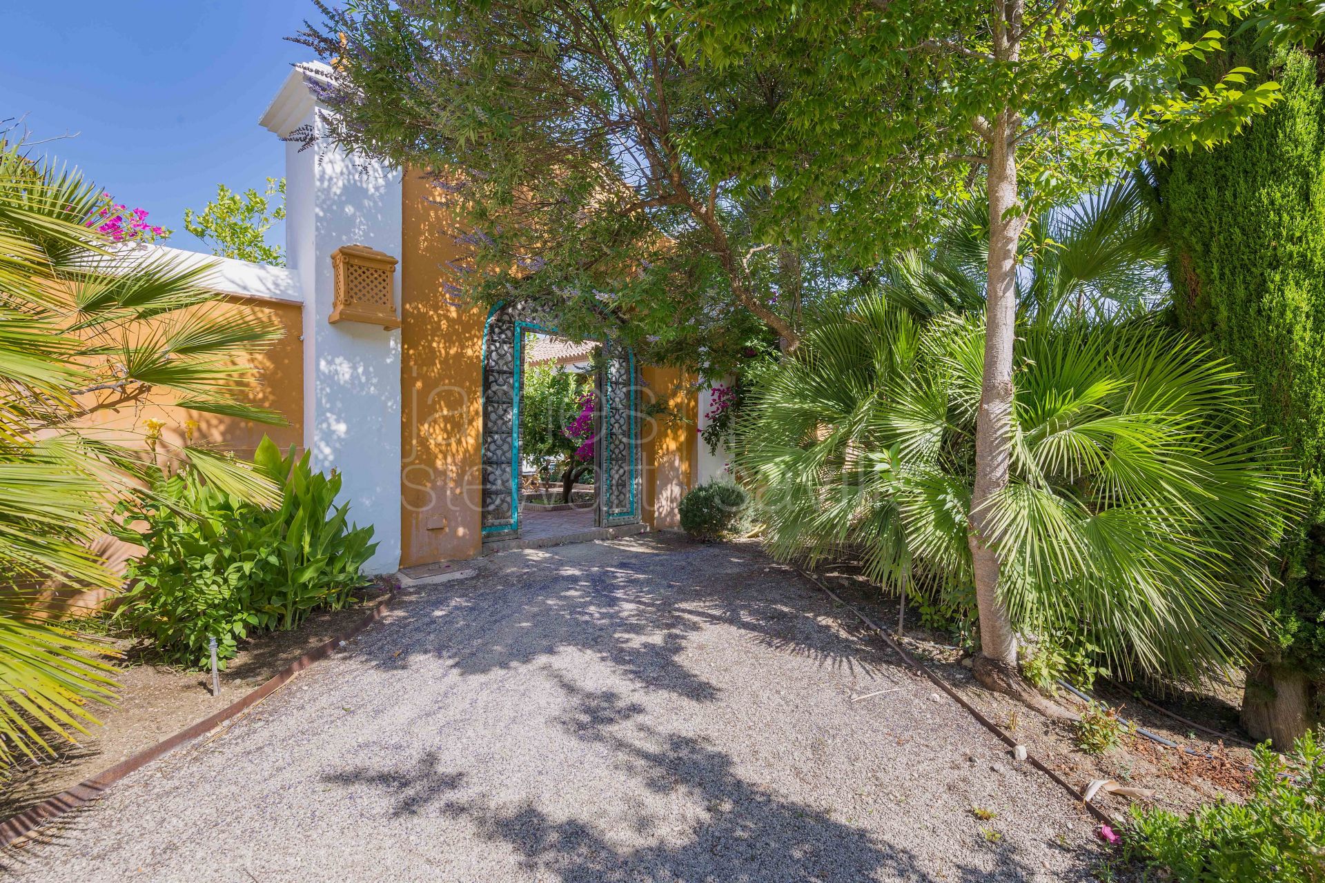 Bonito Cortijo con Casa de Invitados, Olivar y Vistas Panorámicas cerca de Gaucín