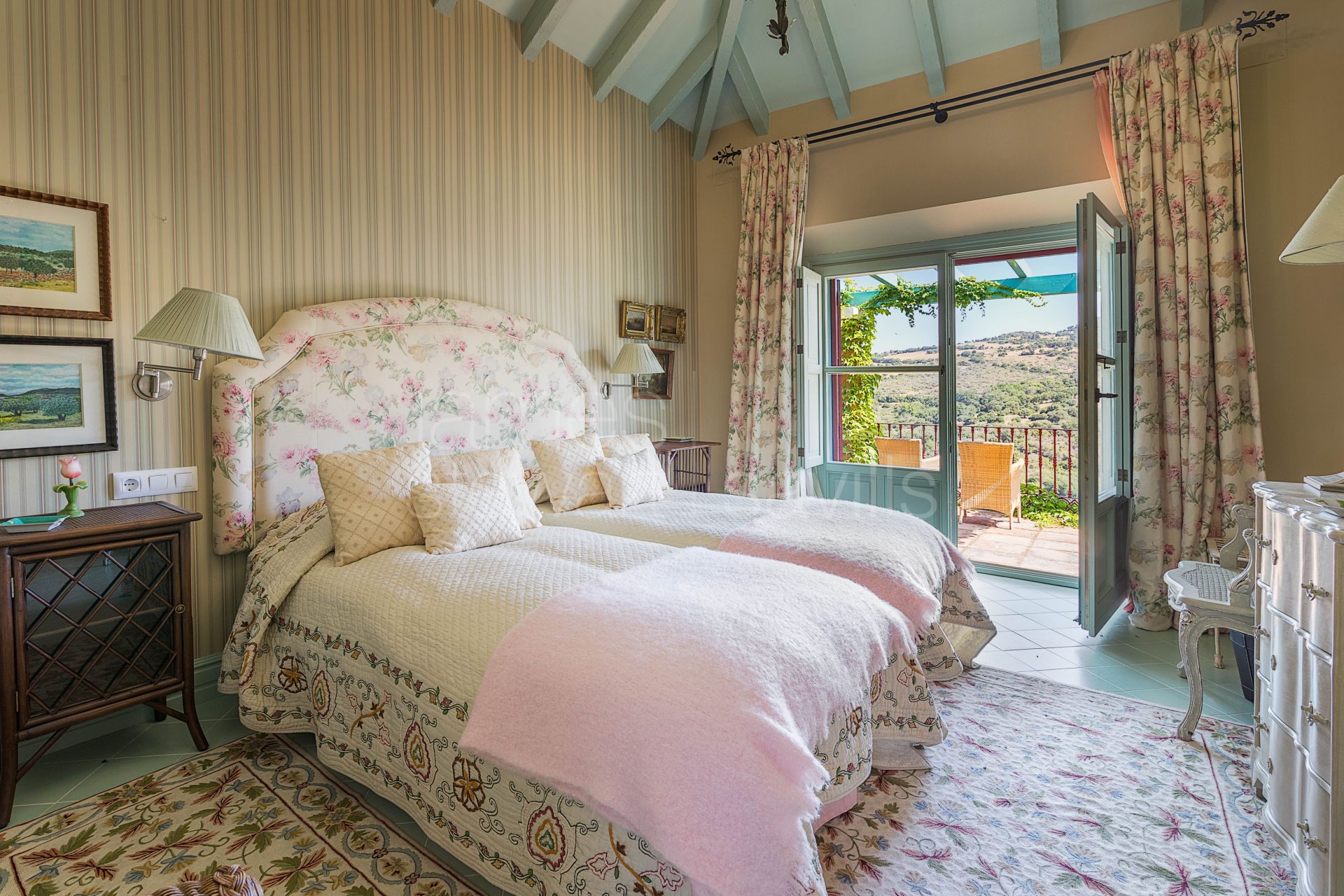 Bonito Cortijo con Casa de Invitados, Olivar y Vistas Panorámicas cerca de Gaucín