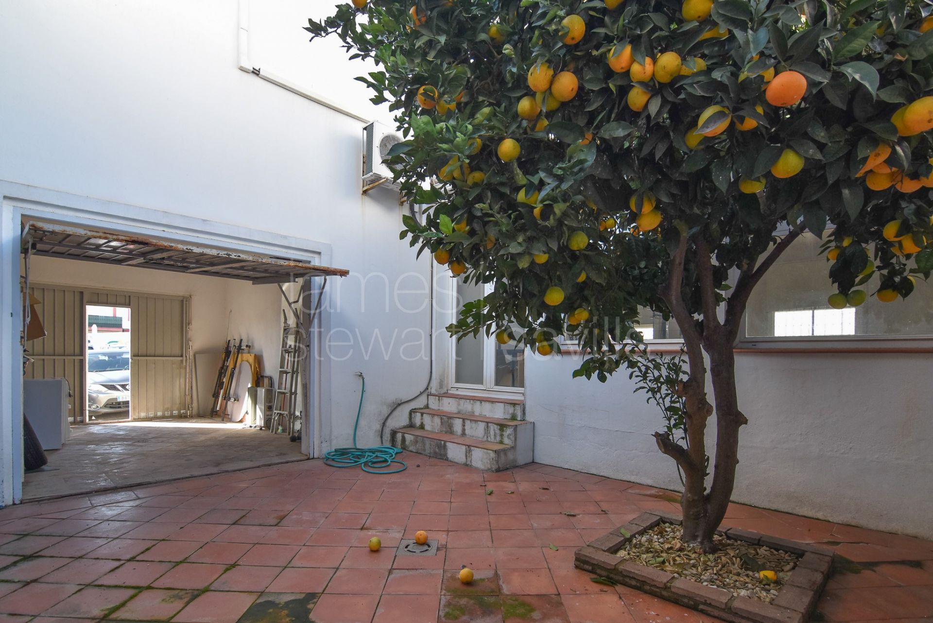 Local comercial con acceso directo desde la calle y vivienda en Pueblo Nuevo de Guadiaro