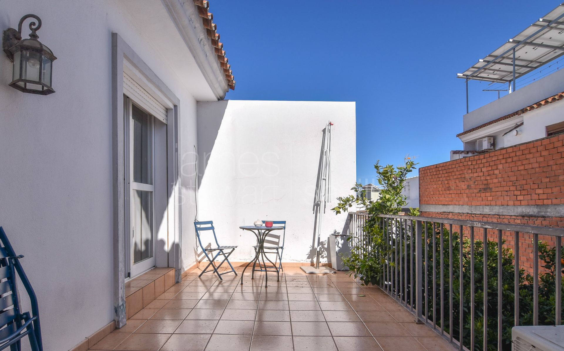 Local comercial con acceso directo desde la calle y vivienda en Pueblo Nuevo de Guadiaro