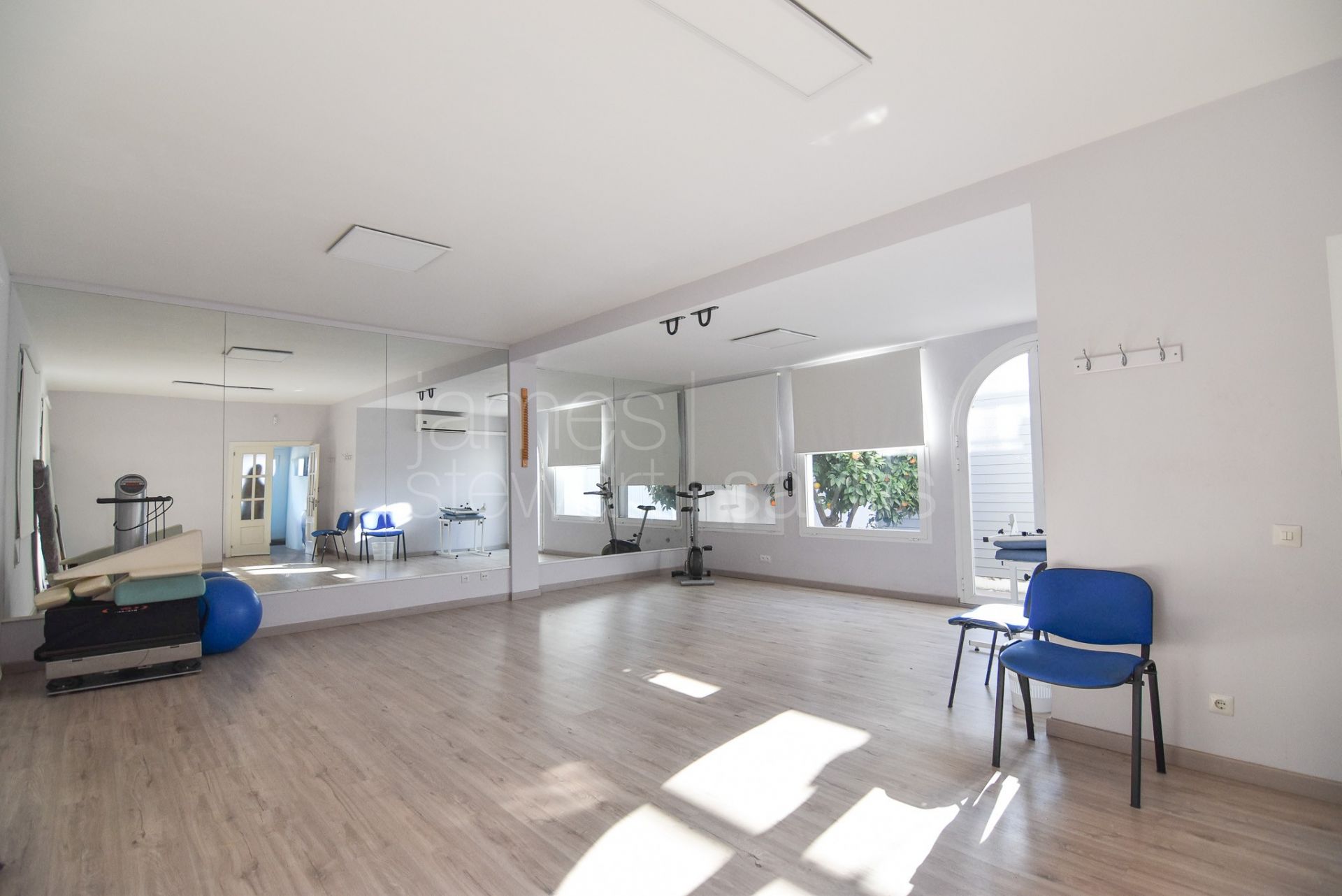 Local comercial con acceso directo desde la calle y vivienda en Pueblo Nuevo de Guadiaro