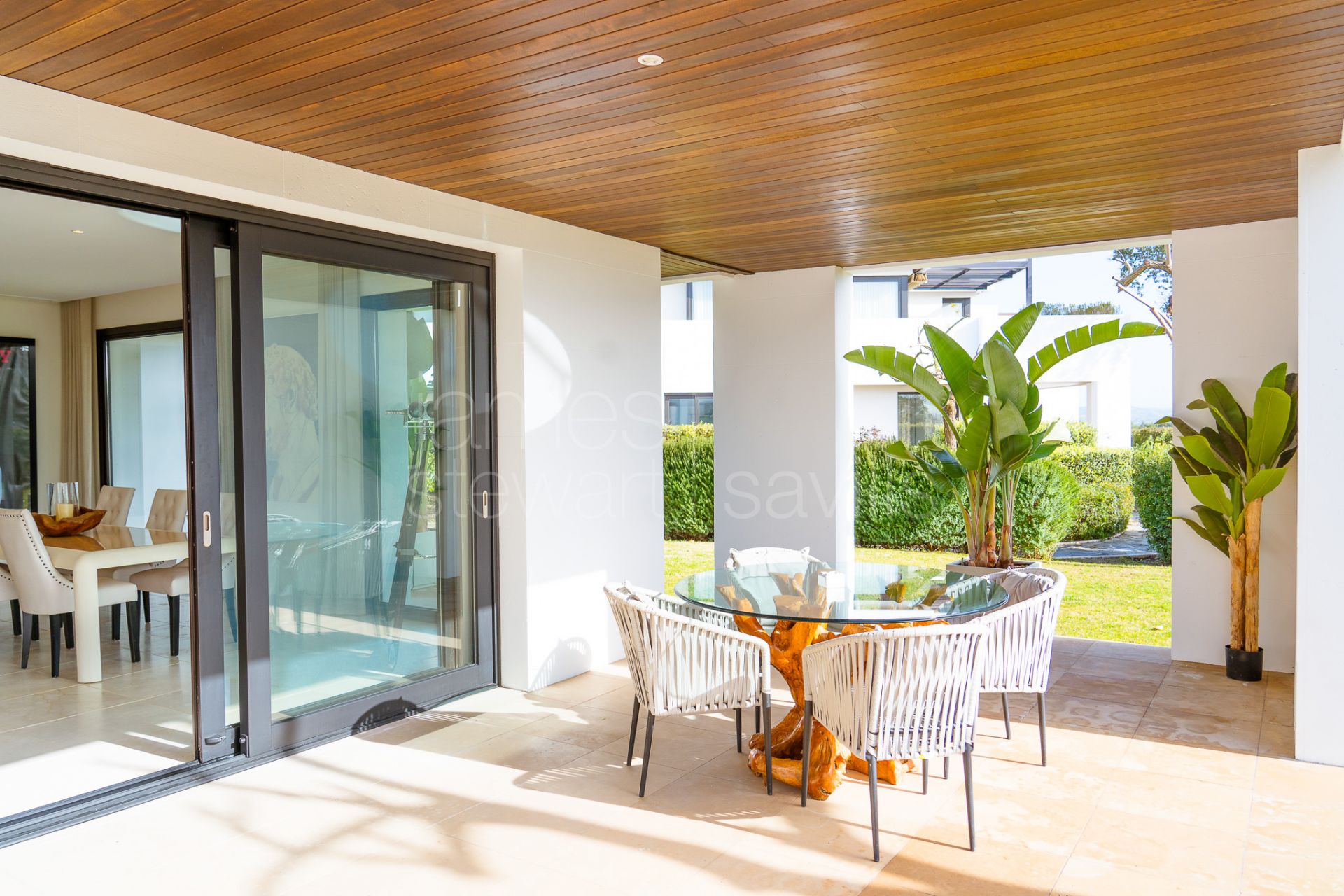 Hacienda de Valderrama: 3-Bed Ground Floor, Garden, Concierge & 3-Car Garage