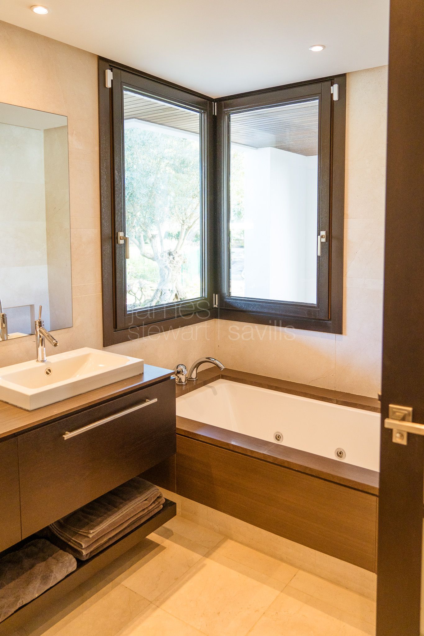 Hacienda de Valderrama: 3-Bed Ground Floor, Garden, Concierge & 3-Car Garage