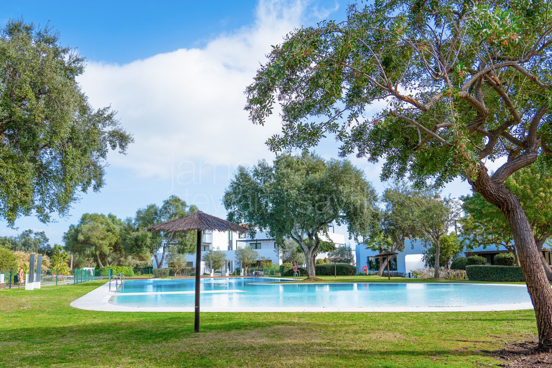 Hacienda de Valderrama: 3-Bed Ground Floor, Garden, Concierge & 3-Car Garage