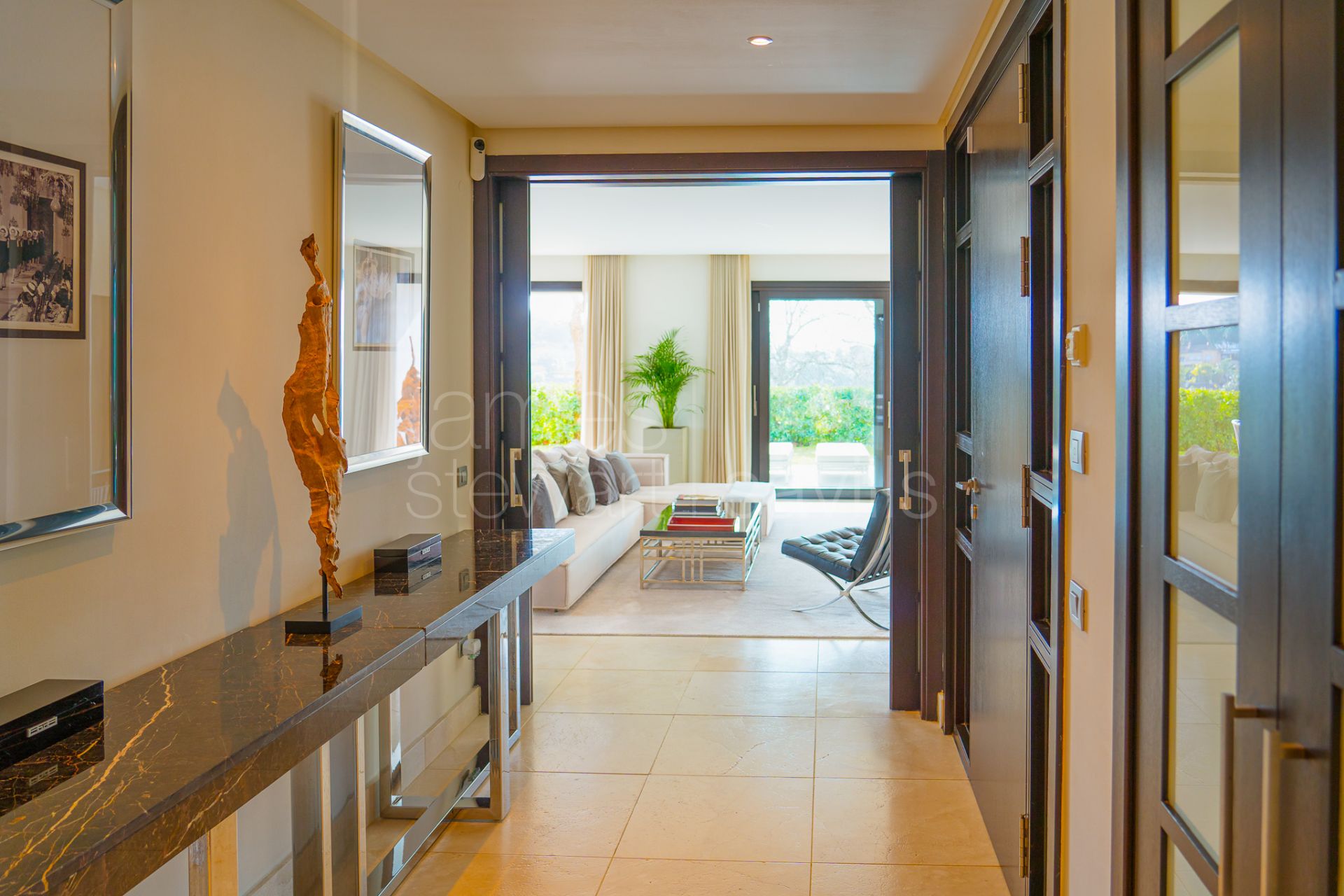 Hacienda de Valderrama: 3-Bed Ground Floor, Garden, Concierge & 3-Car Garage