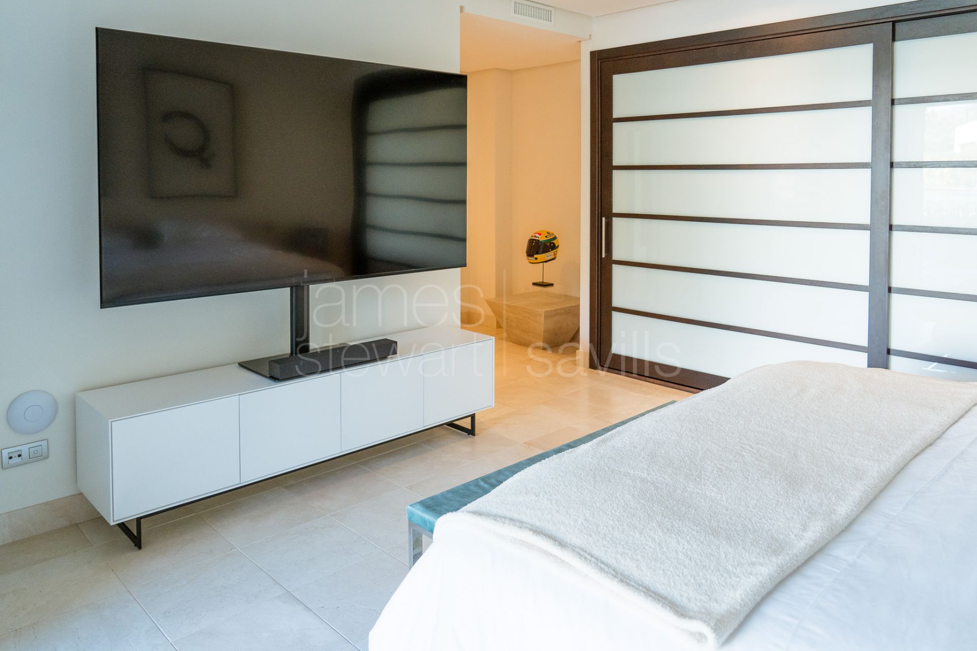 Hacienda de Valderrama: 3-Bed Ground Floor, Garden, Concierge & 3-Car Garage