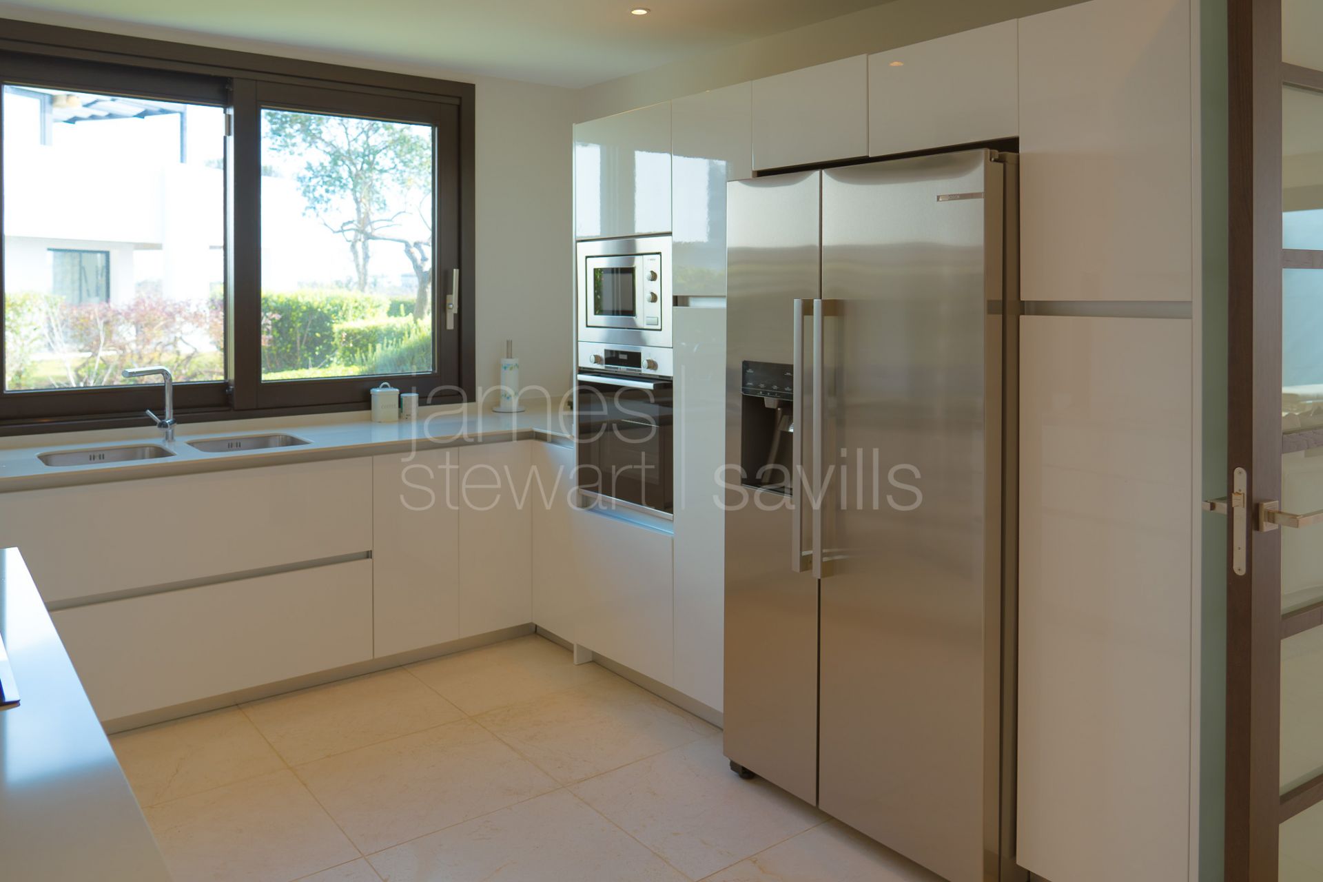 Hacienda de Valderrama: 3-Bed Ground Floor, Garden, Concierge & 3-Car Garage