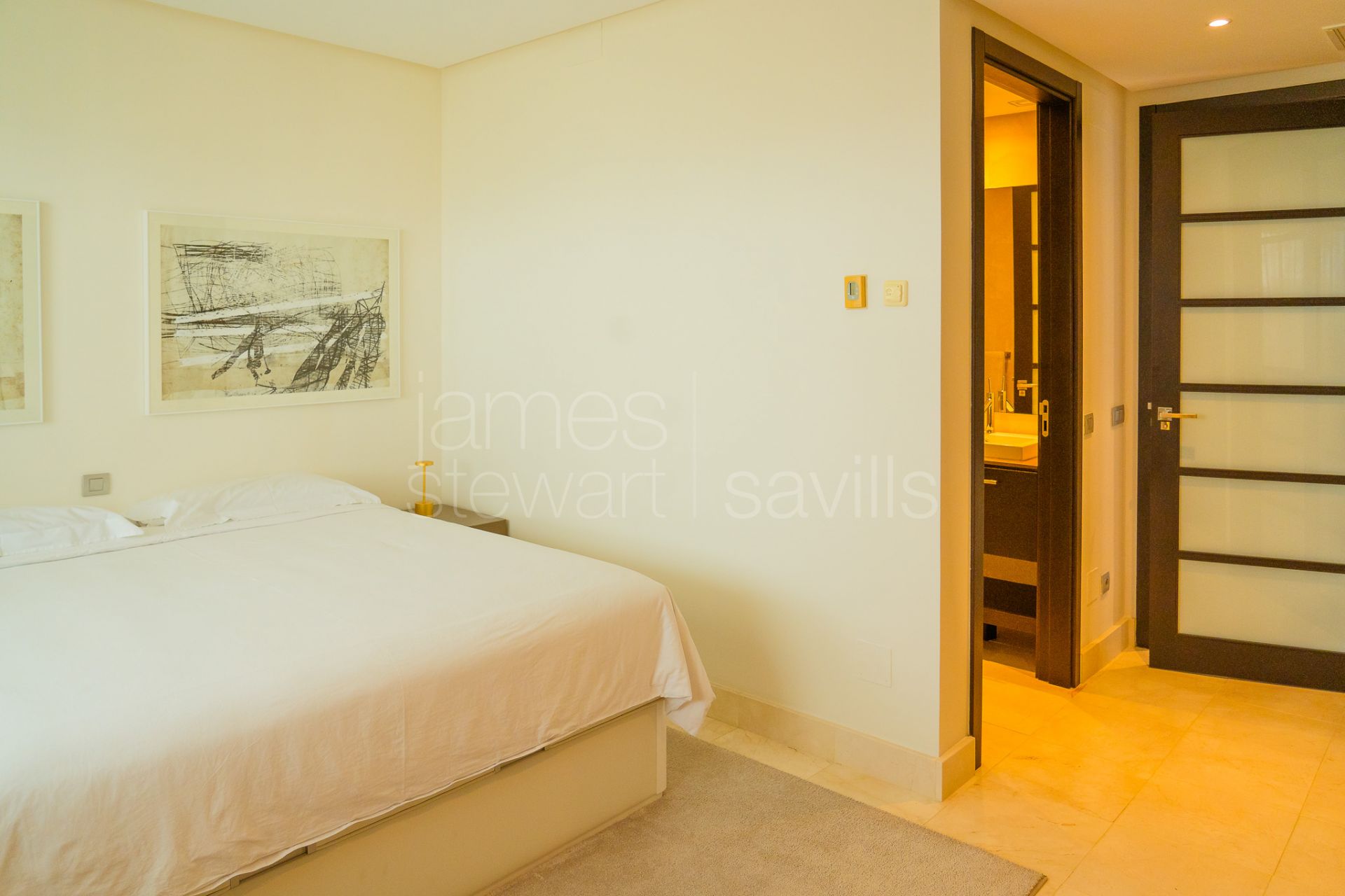 Hacienda de Valderrama: 3-Bed Ground Floor, Garden, Concierge & 3-Car Garage