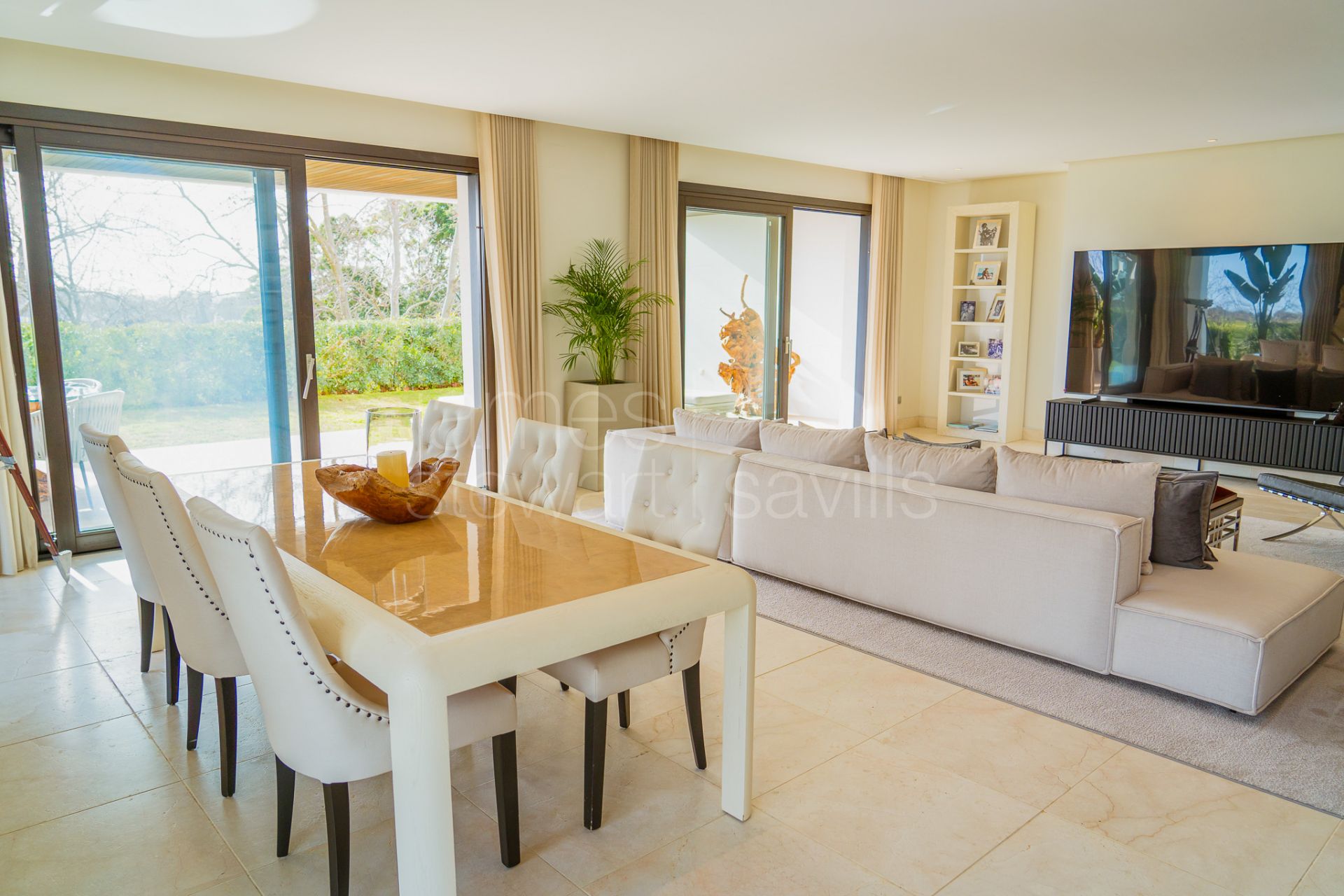 Hacienda de Valderrama: 3-Bed Ground Floor, Garden, Concierge & 3-Car Garage