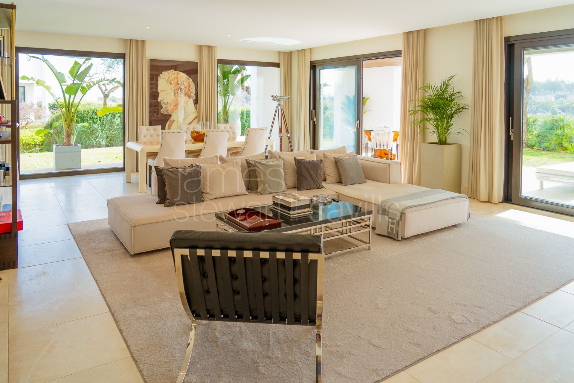 Hacienda de Valderrama: 3-Bed Ground Floor, Garden, Concierge & 3-Car Garage