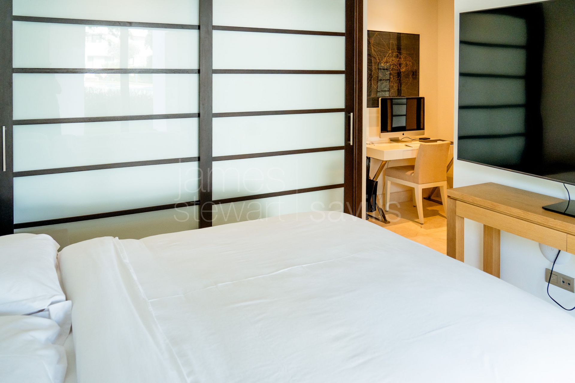 Hacienda de Valderrama: 3-Bed Ground Floor, Garden, Concierge & 3-Car Garage