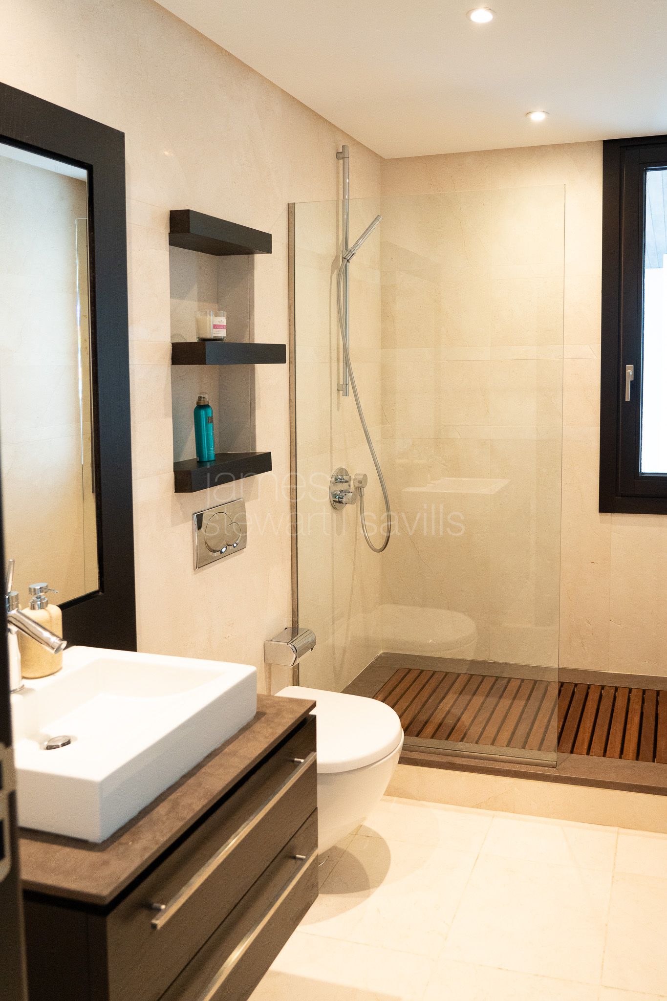 Hacienda de Valderrama: 3-Bed Ground Floor, Garden, Concierge & 3-Car Garage