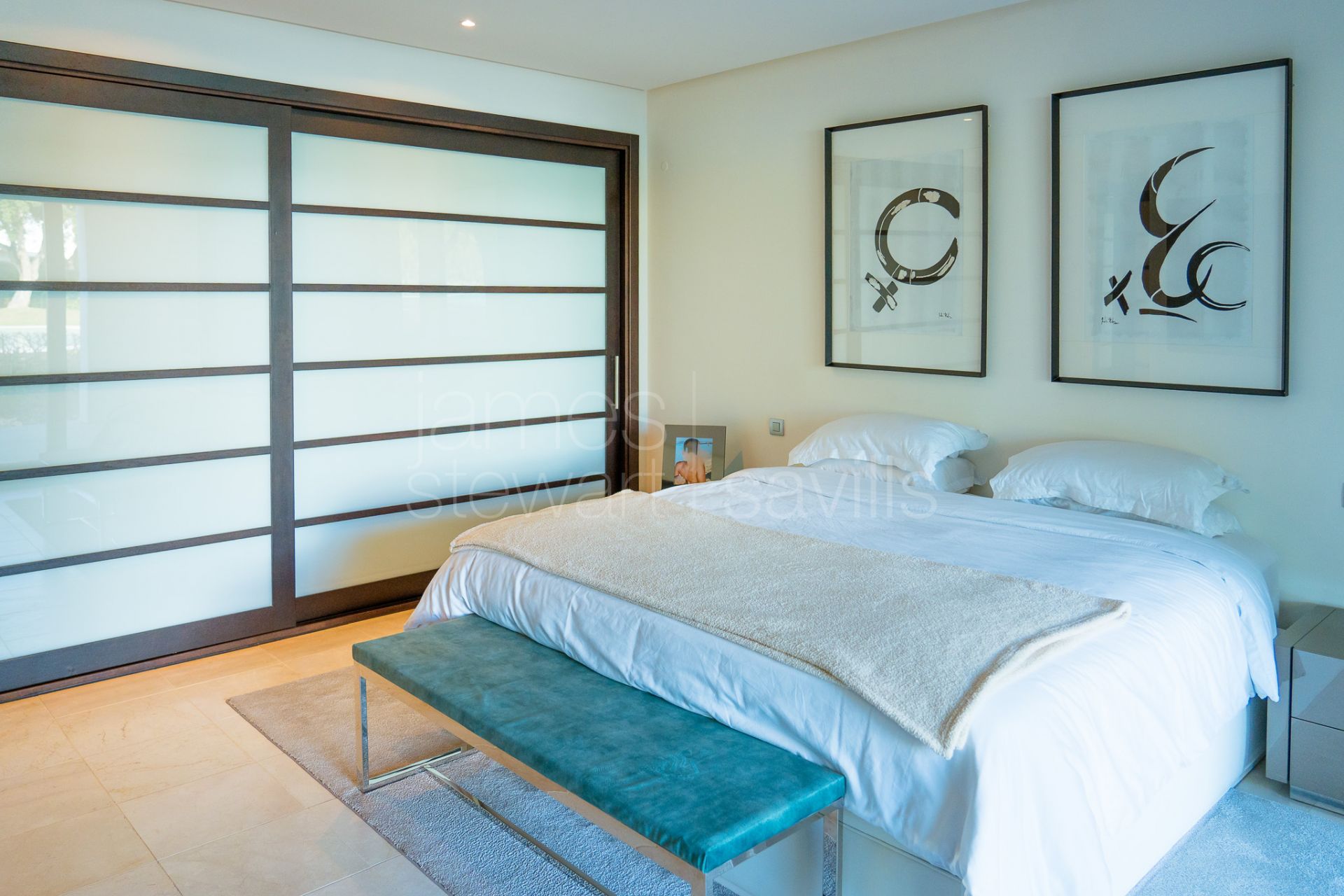 Hacienda de Valderrama: 3-Bed Ground Floor, Garden, Concierge & 3-Car Garage