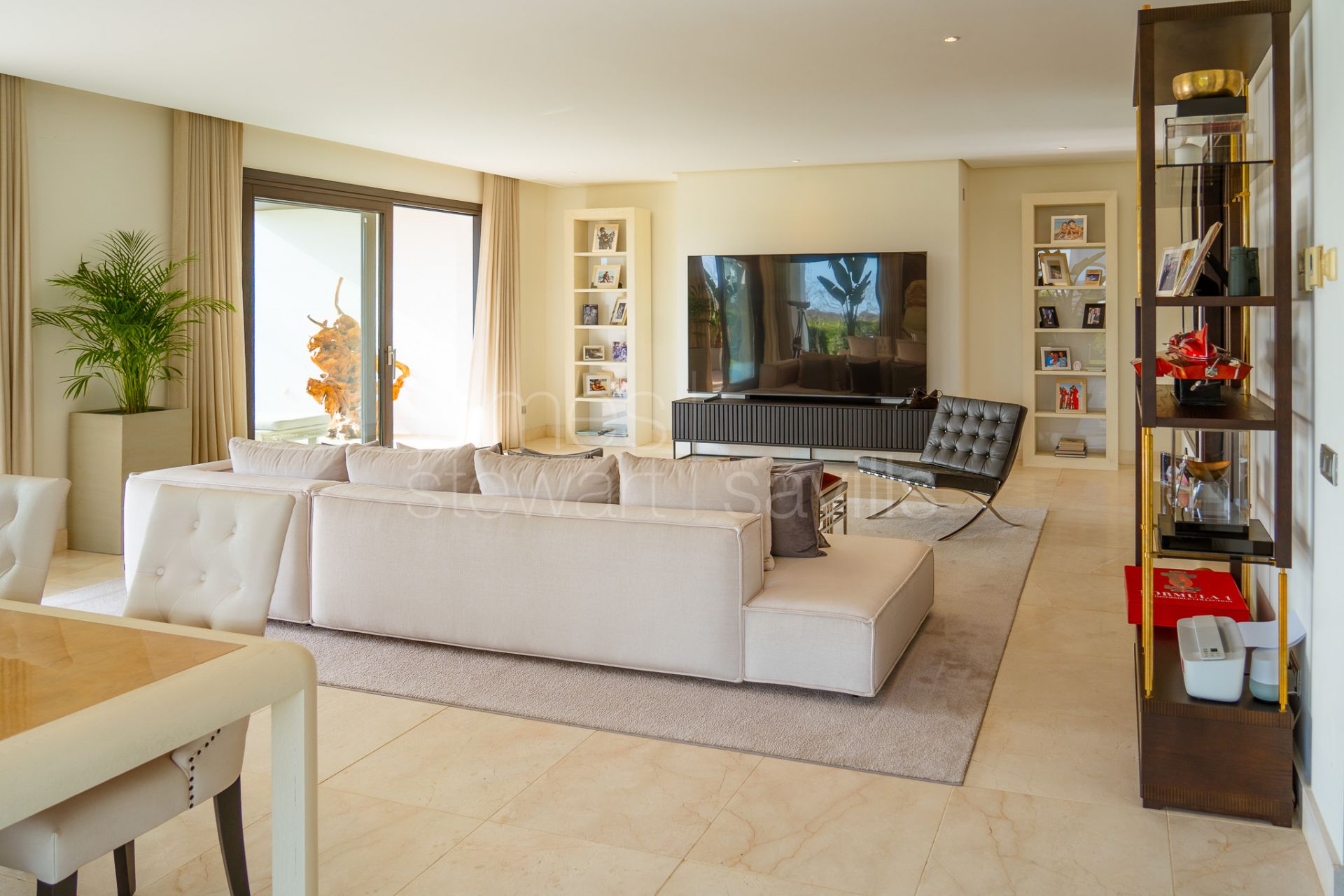 Hacienda de Valderrama: 3-Bed Ground Floor, Garden, Concierge & 3-Car Garage